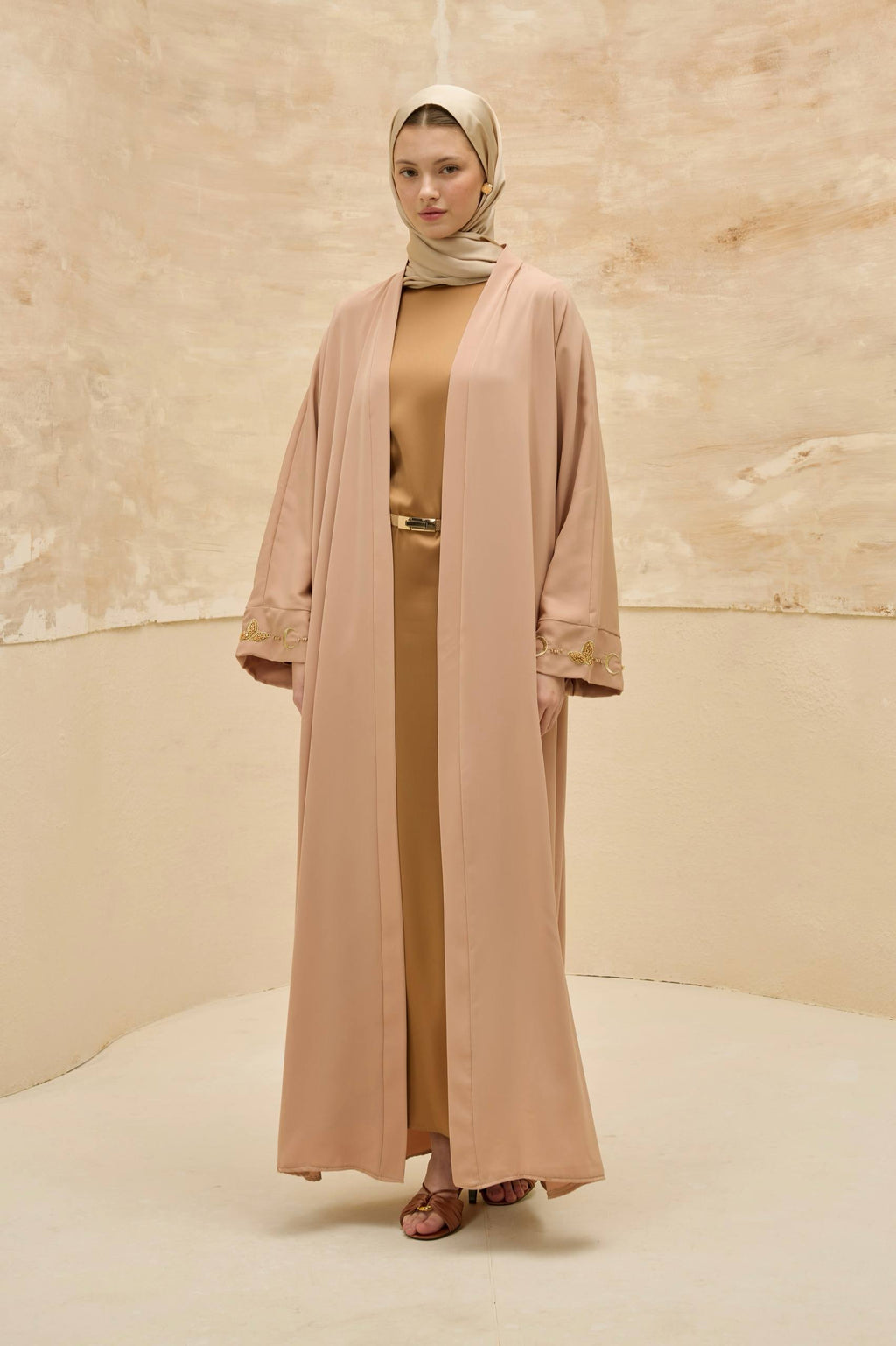 Ayla Işıltısı | Altın Hilal Nakışlı Abaya