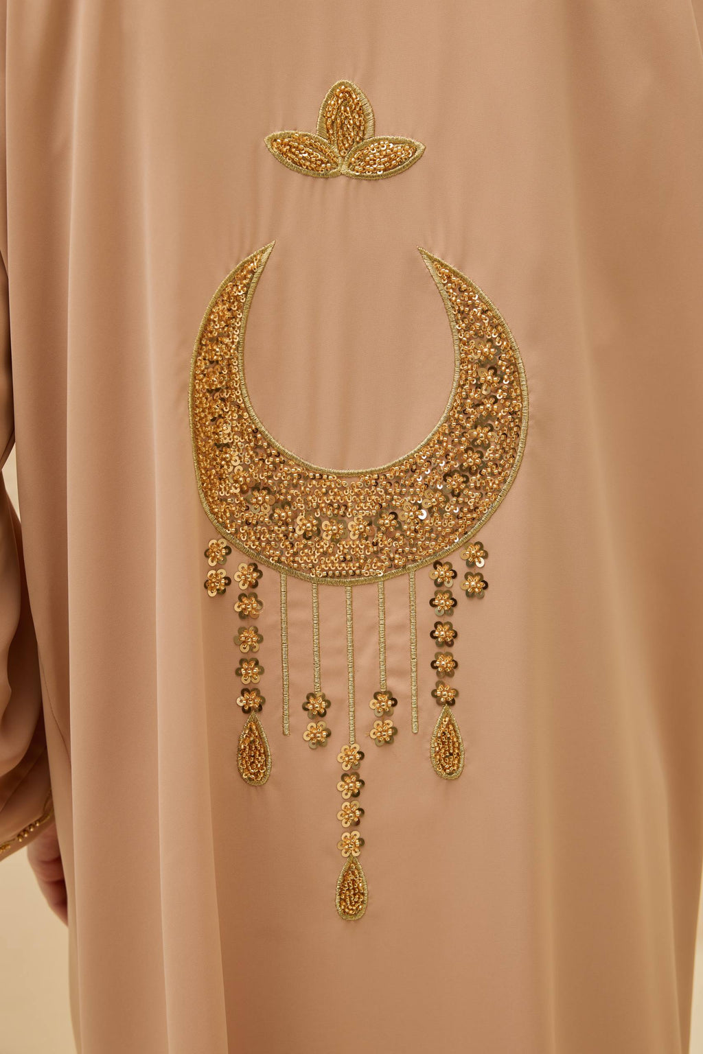 Ayla Işıltısı | Altın Hilal Nakışlı Abaya