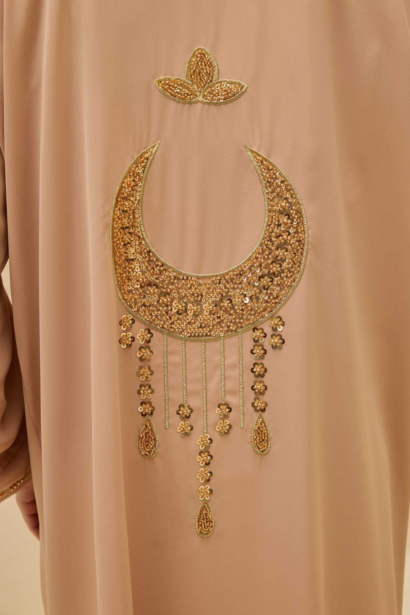 Ayla Işıltısı | Altın Hilal Nakışlı Abaya