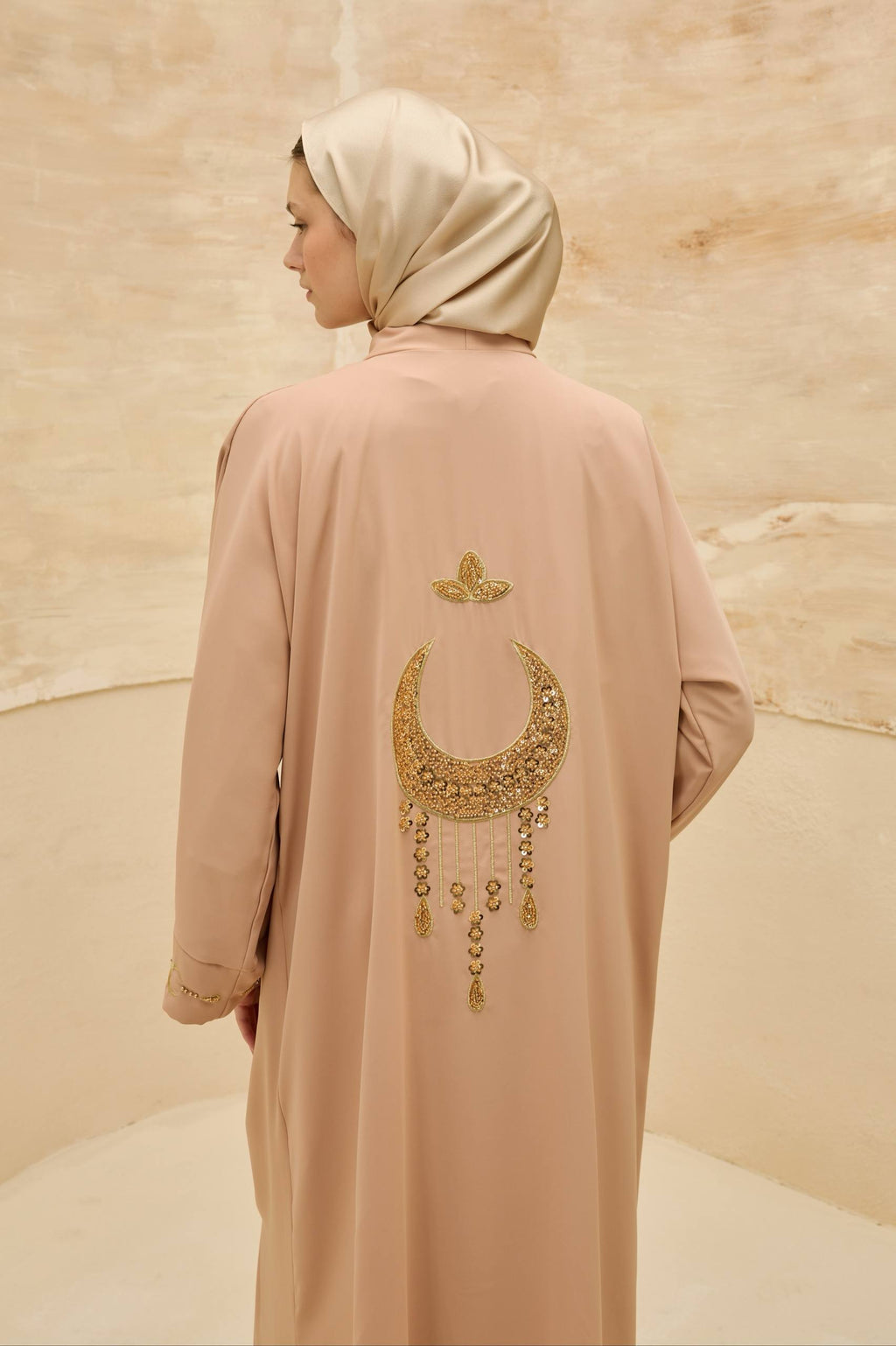 Ayla Işıltısı | Altın Hilal Nakışlı Abaya