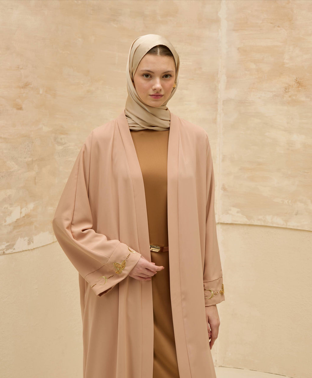 Ayla Işıltısı | Altın Hilal Nakışlı Abaya