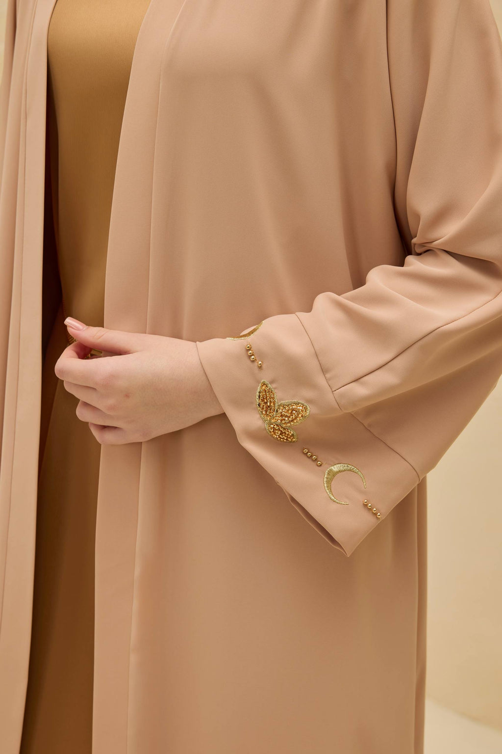 Ayla Işıltısı | Altın Hilal Nakışlı Abaya