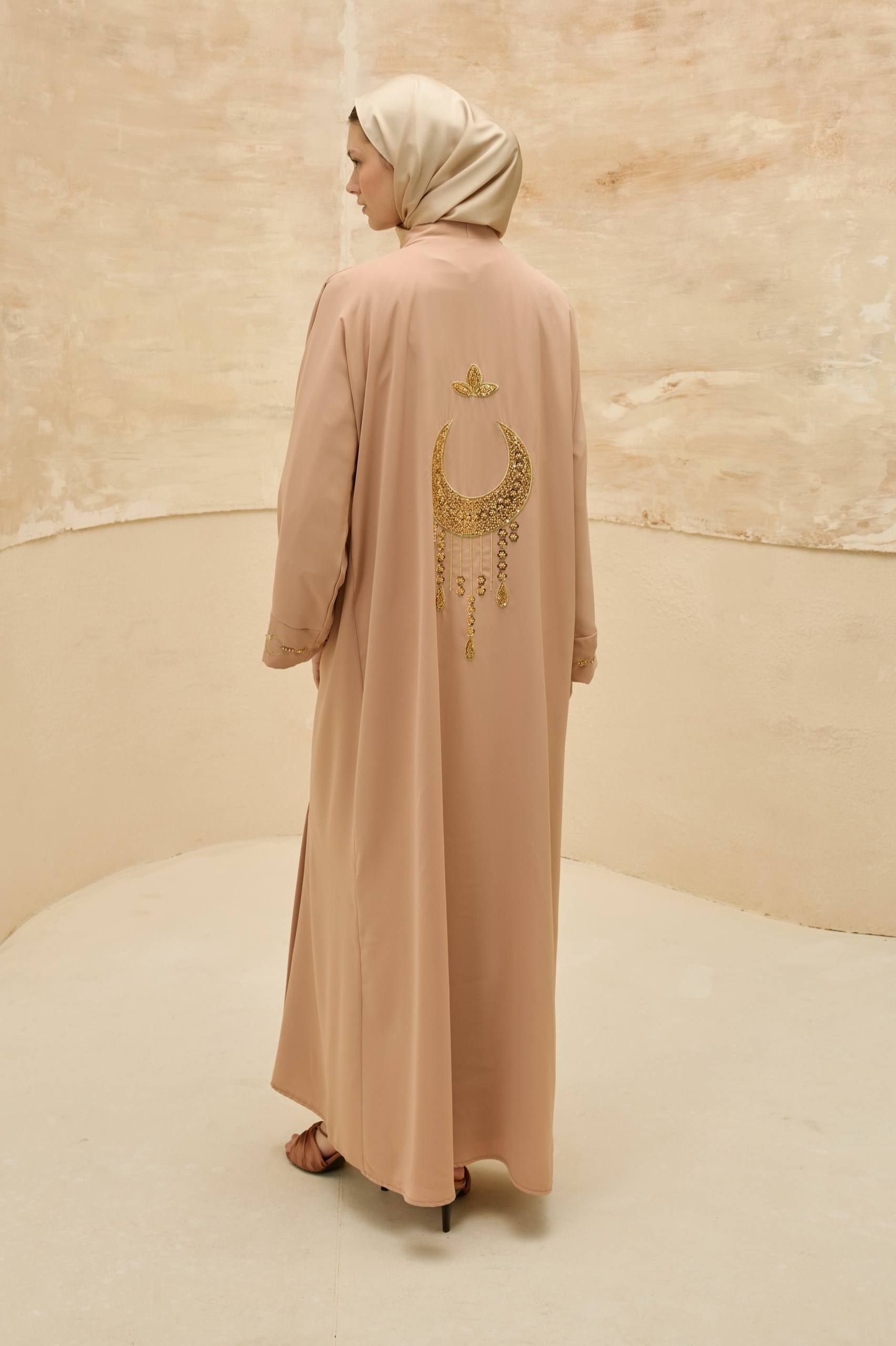 Ayla Işıltısı | Altın Hilal Nakışlı Abaya