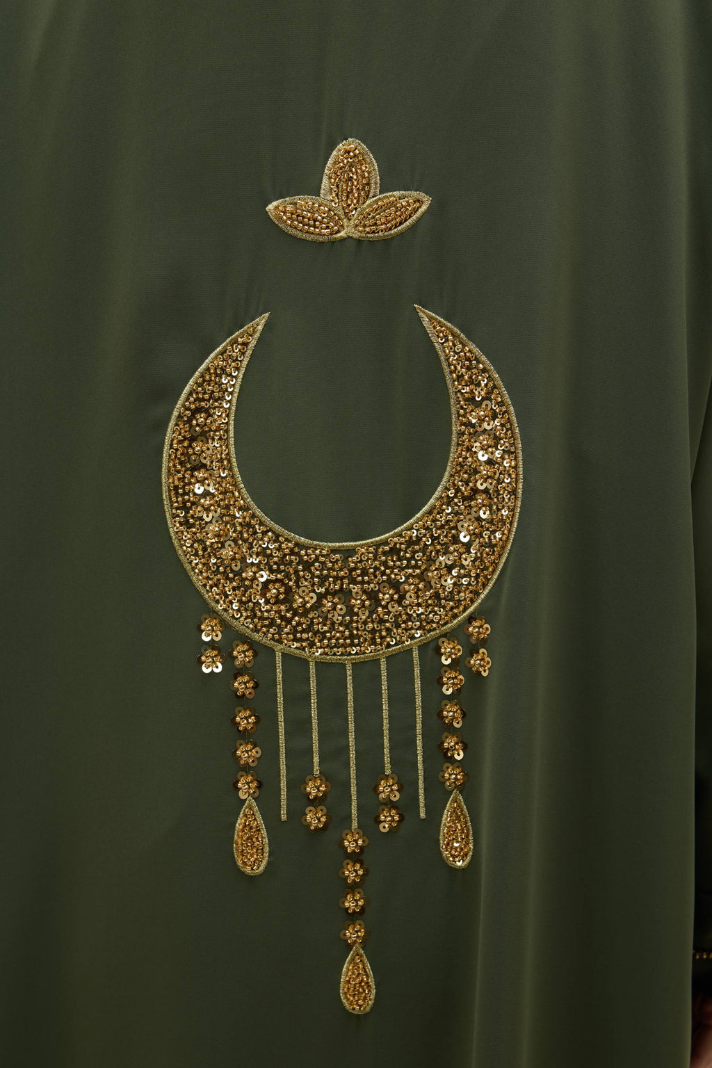 Ayla Işıltısı | Altın Hilal Nakışlı Abaya