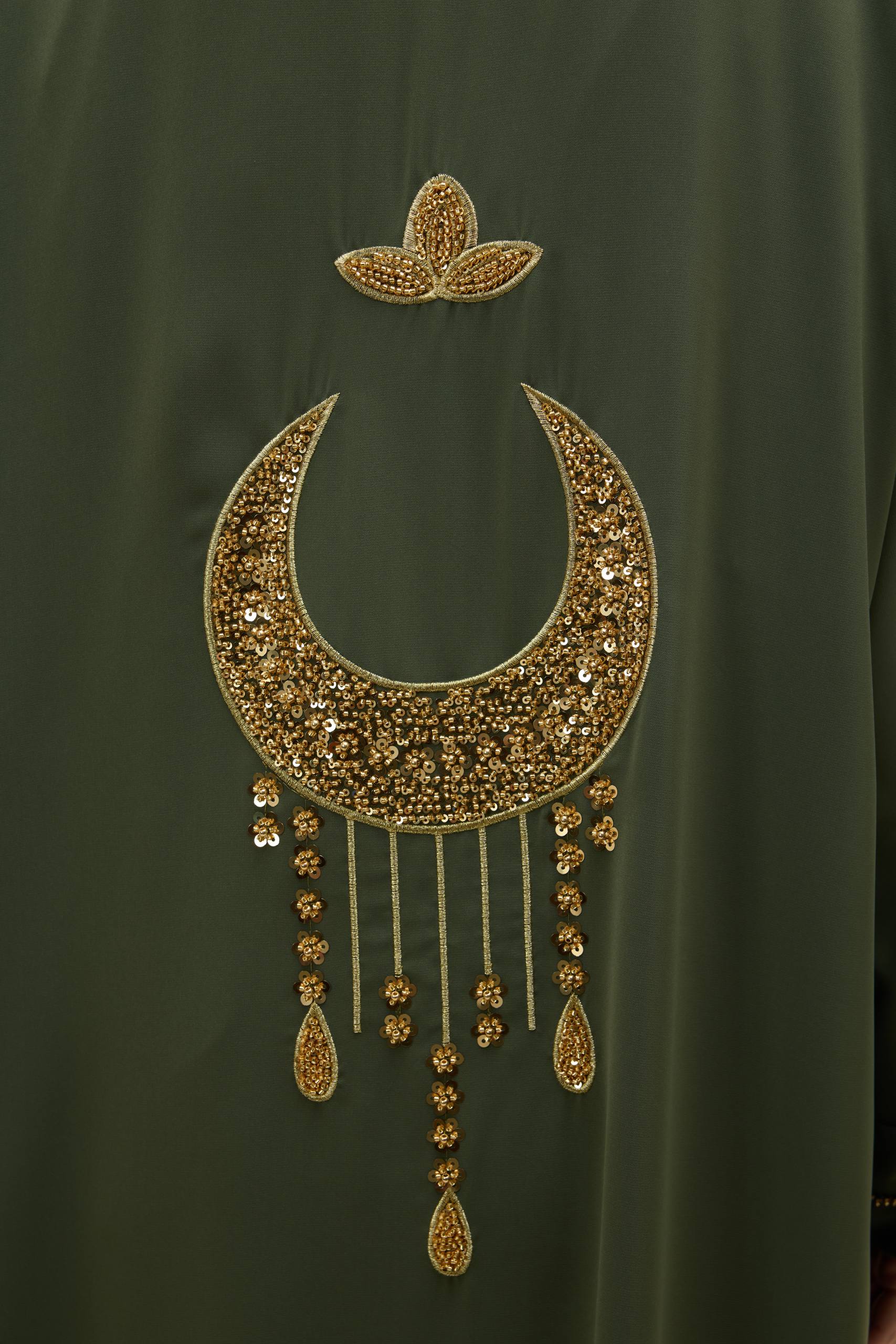 Ayla Işıltısı | Altın Hilal Nakışlı Abaya