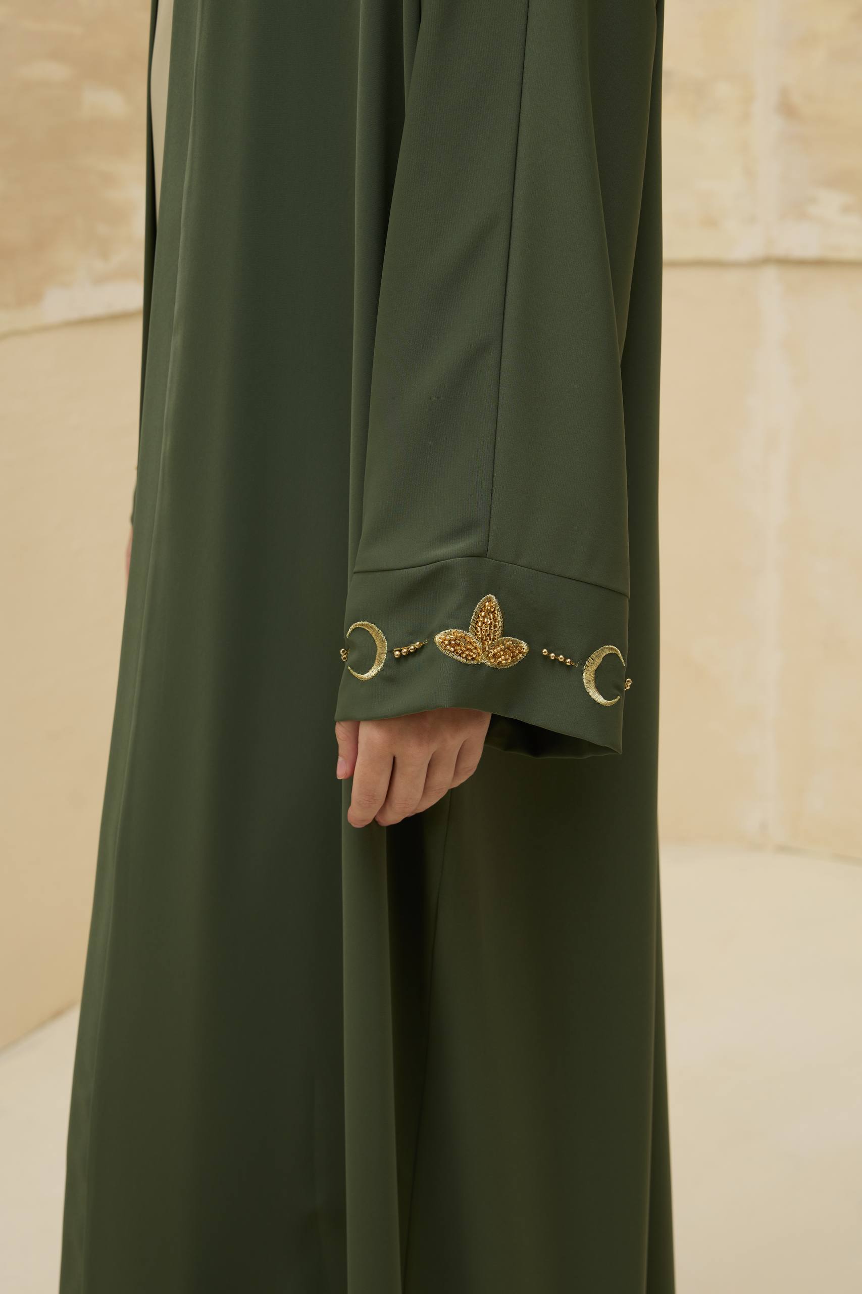 Ayla Işıltısı | Altın Hilal Nakışlı Abaya