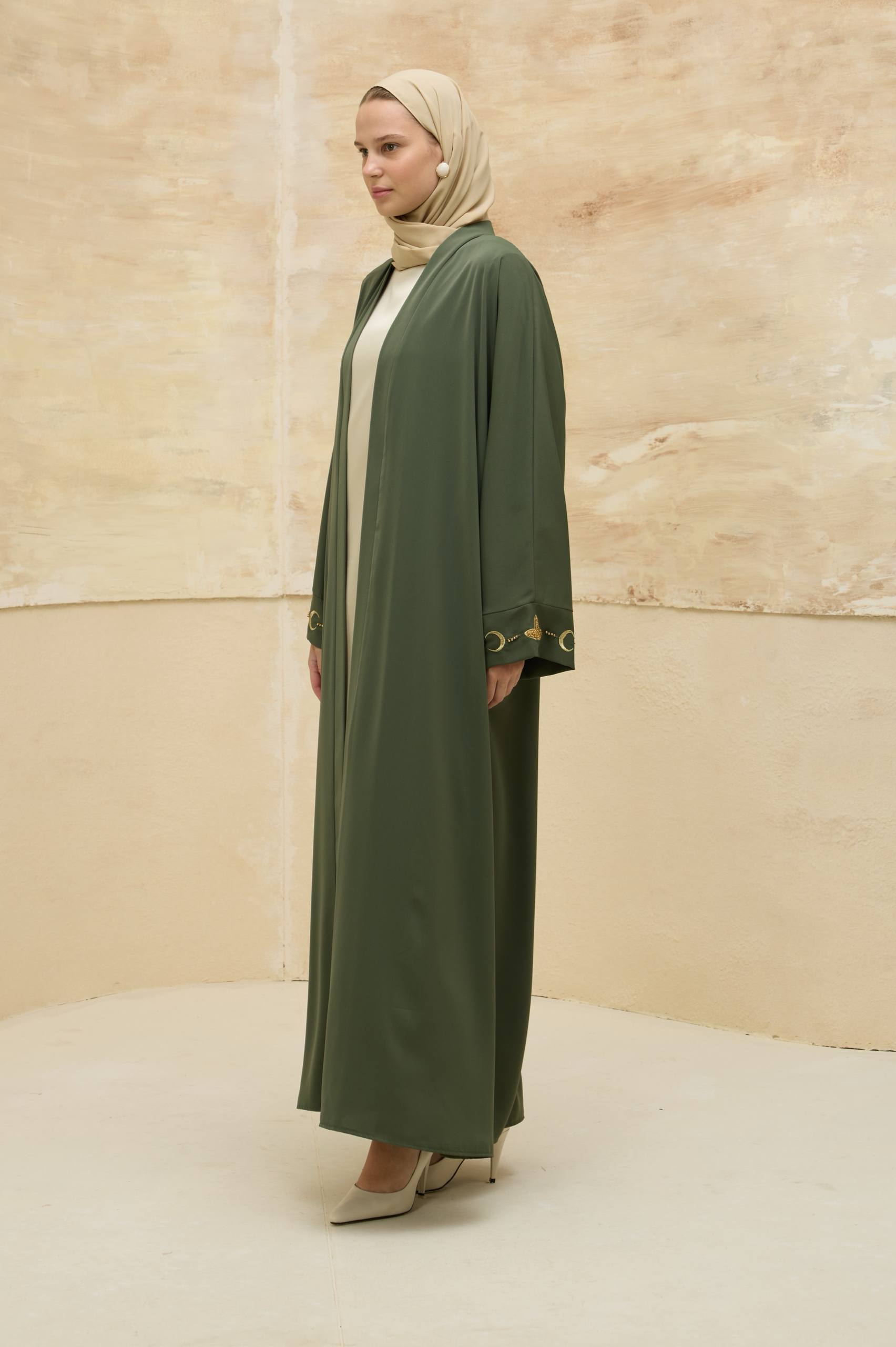 Ayla Işıltısı | Altın Hilal Nakışlı Abaya