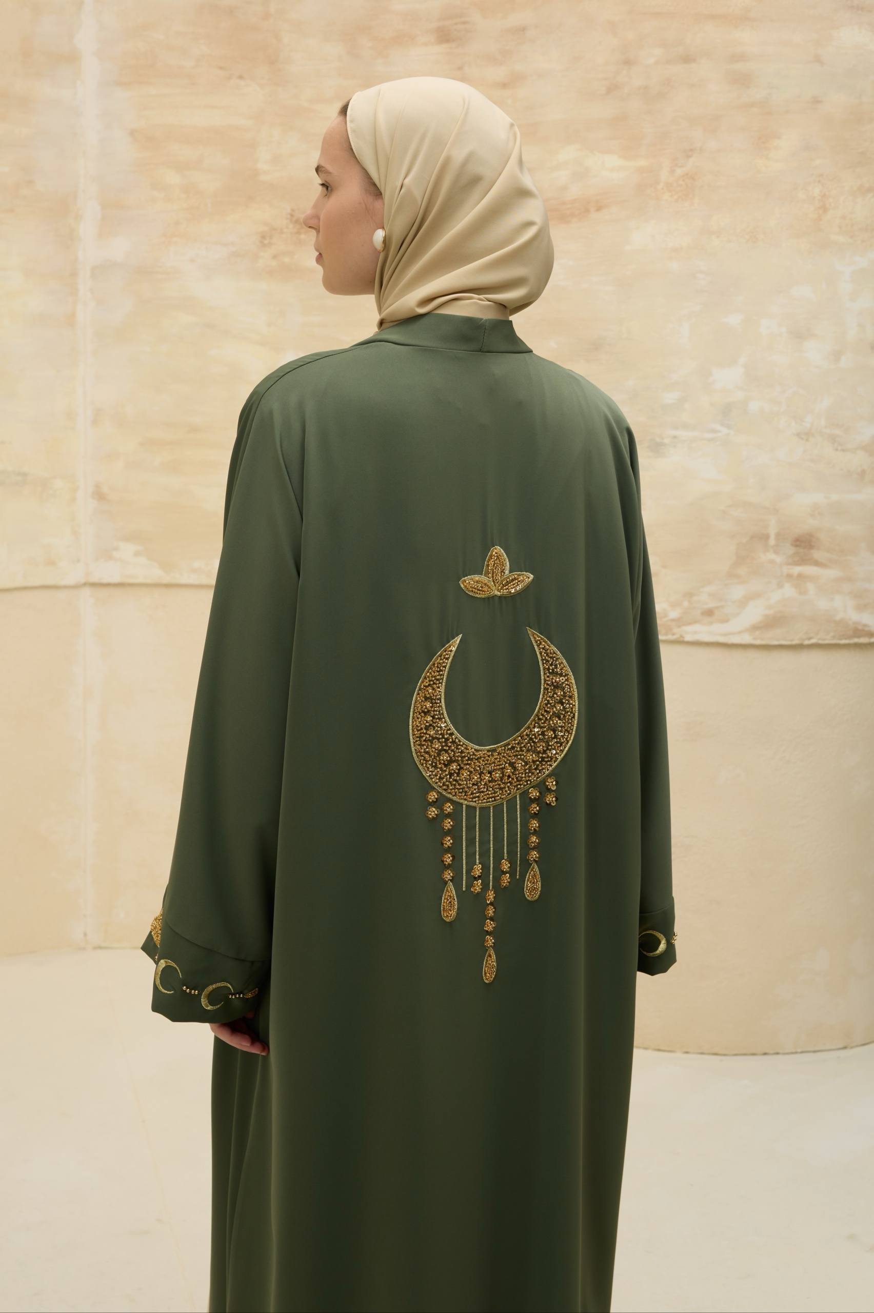 Ayla Işıltısı | Altın Hilal Nakışlı Abaya