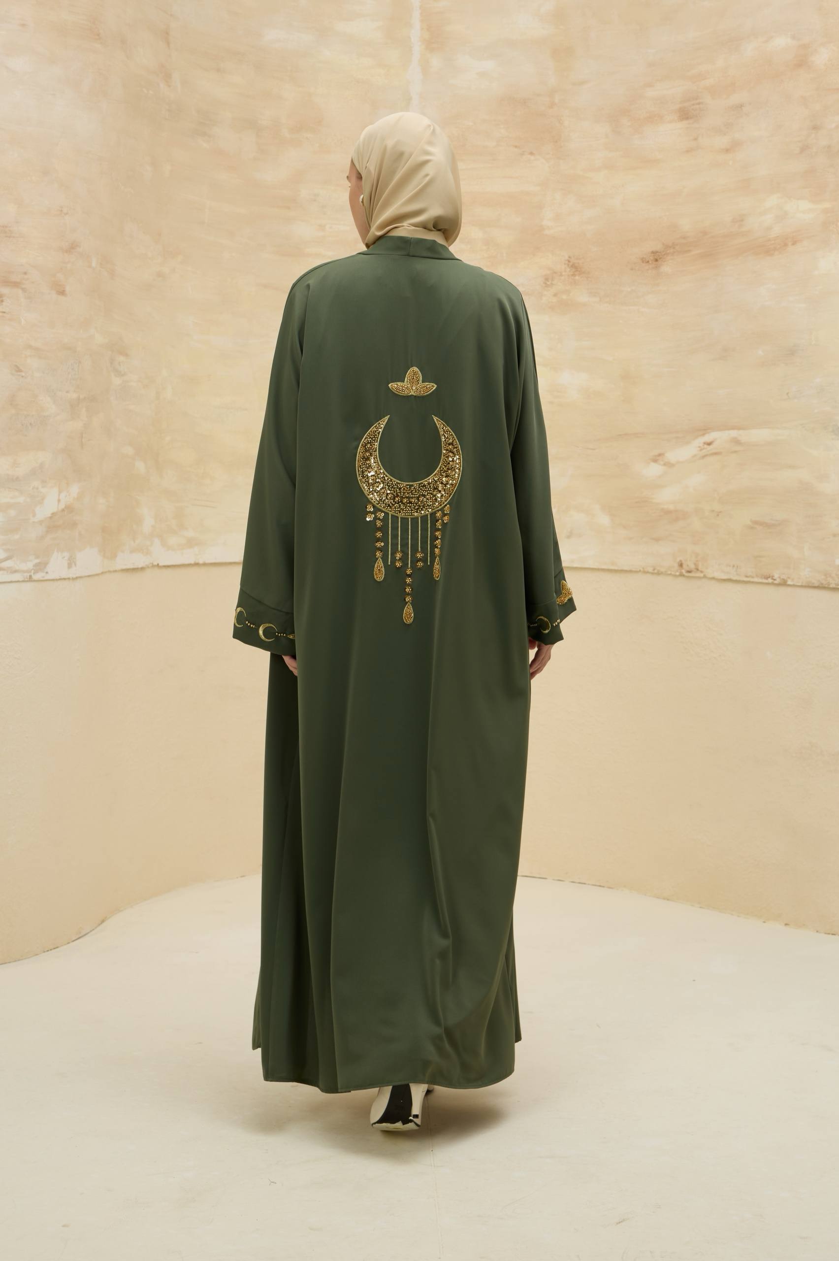 Ayla Işıltısı | Altın Hilal Nakışlı Abaya