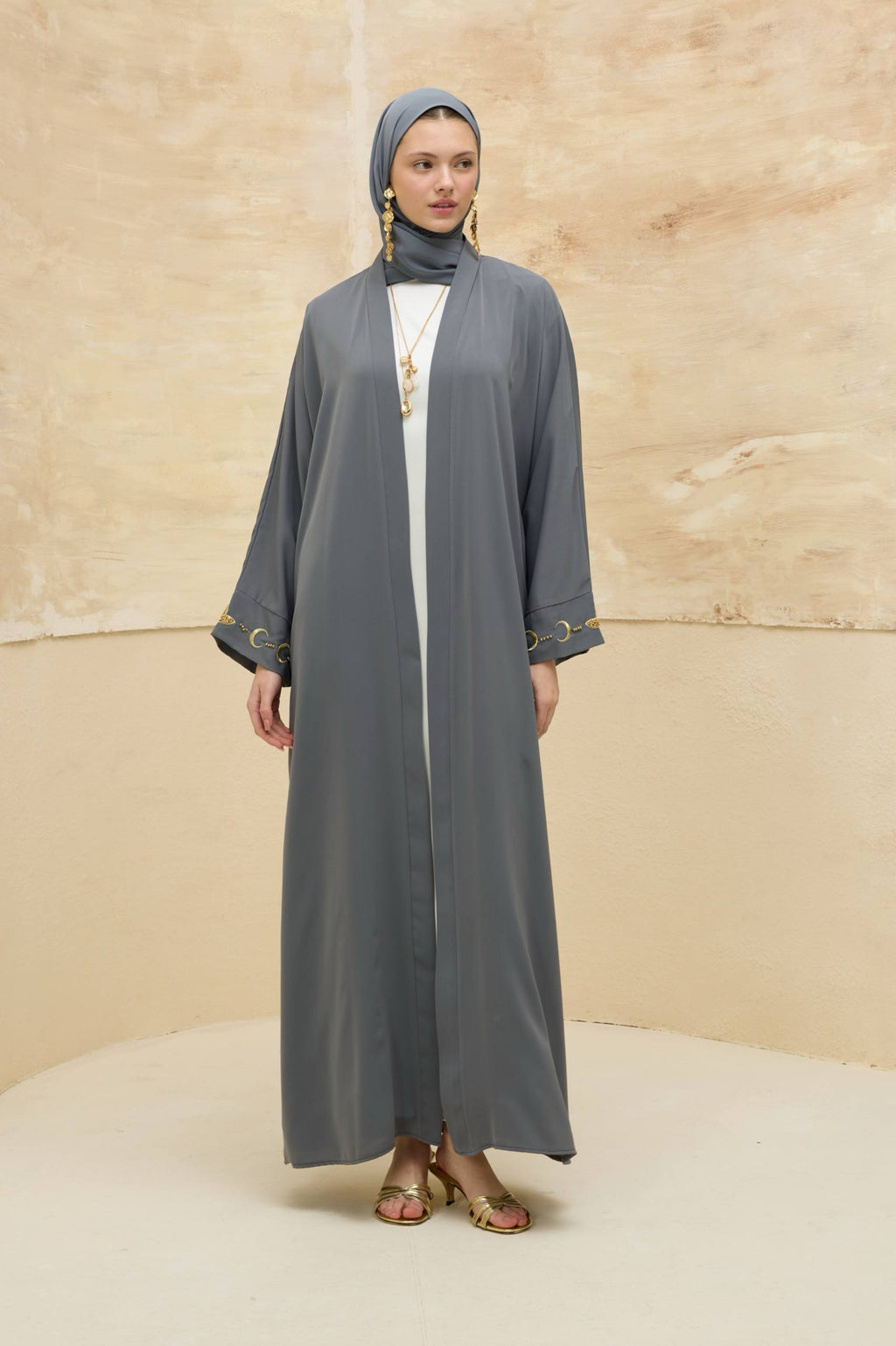 Ayla Işıltısı | Altın Hilal Nakışlı Abaya