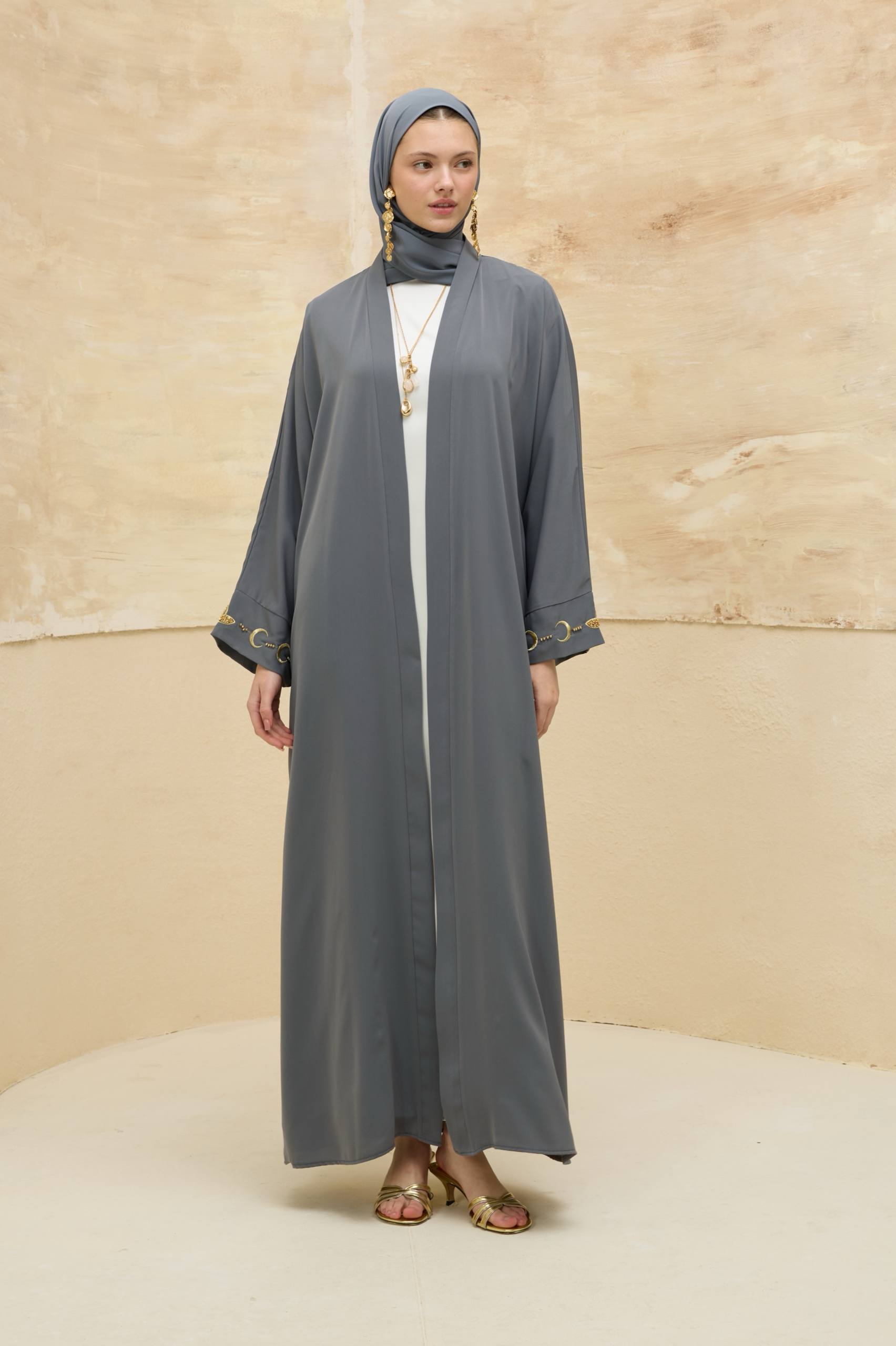 Ayla Işıltısı | Altın Hilal Nakışlı Abaya