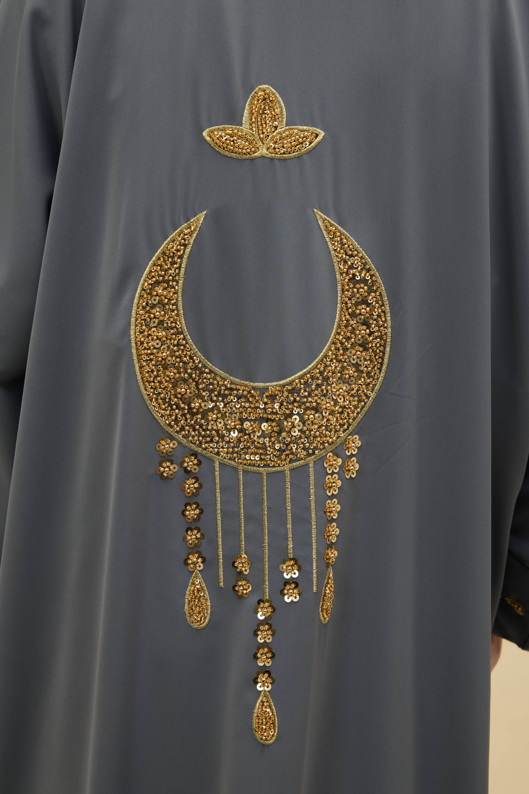 Ayla Işıltısı | Altın Hilal Nakışlı Abaya