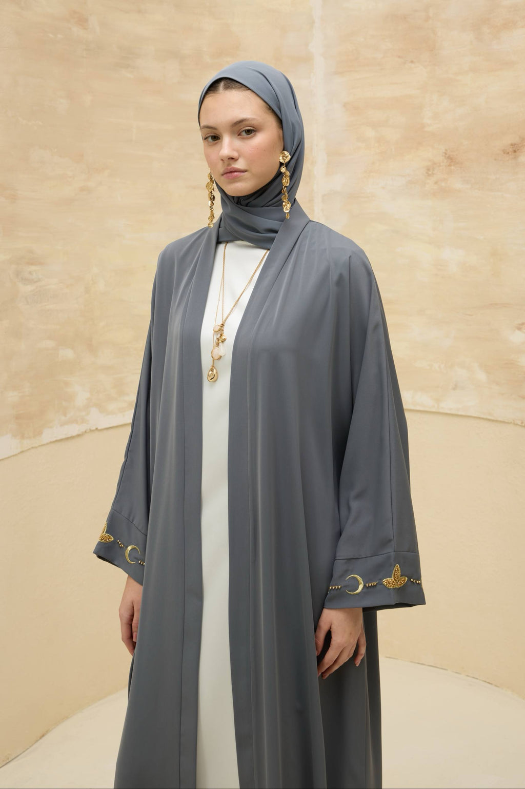 Ayla Işıltısı | Altın Hilal Nakışlı Abaya