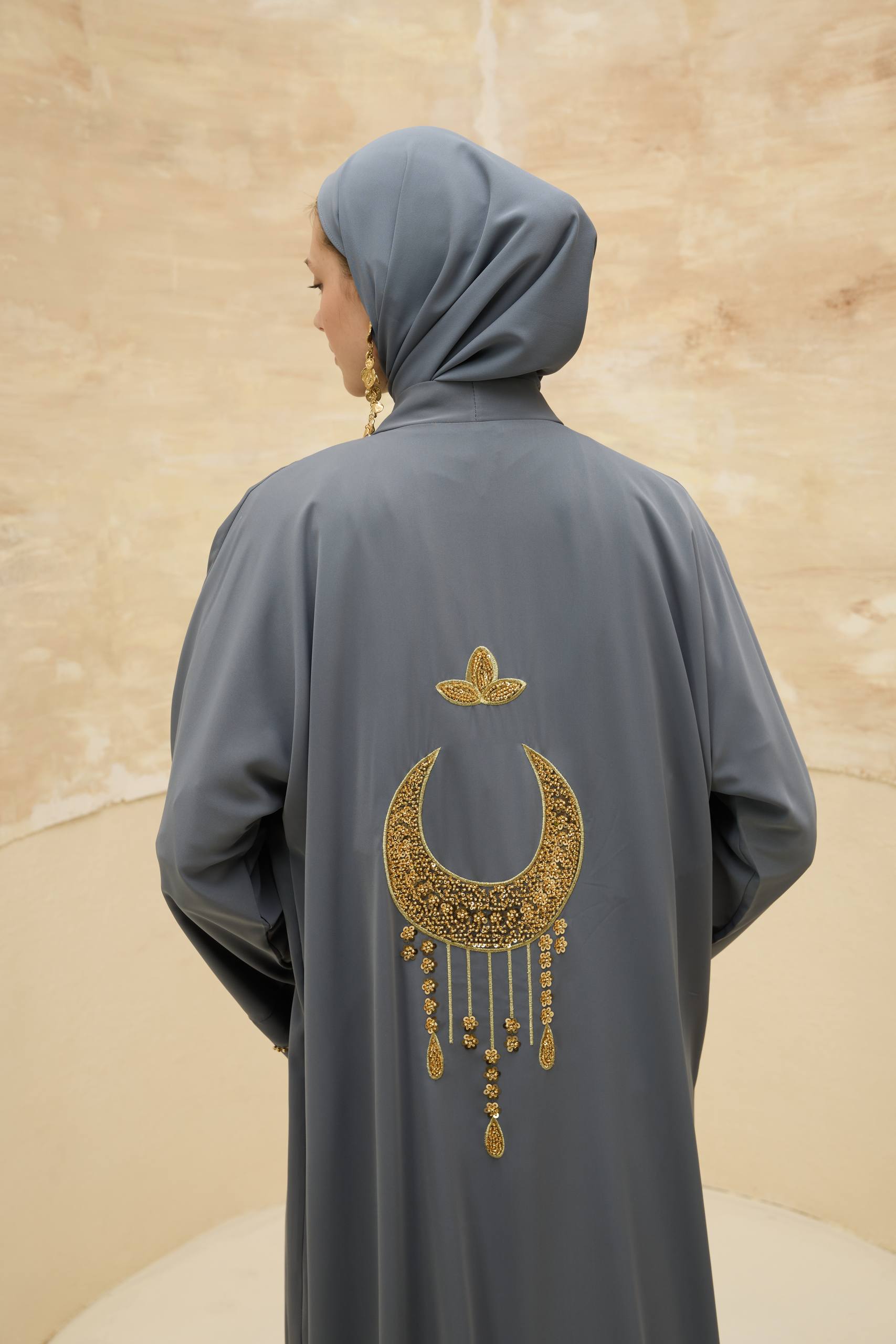 Ayla Işıltısı | Altın Hilal Nakışlı Abaya