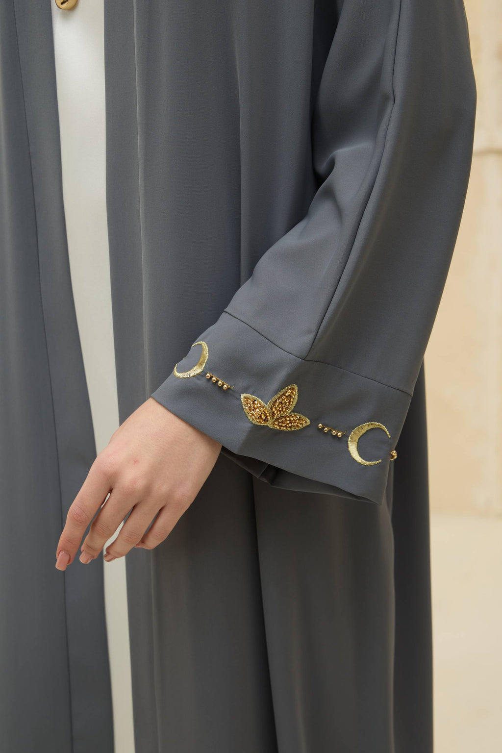 Ayla Işıltısı | Altın Hilal Nakışlı Abaya