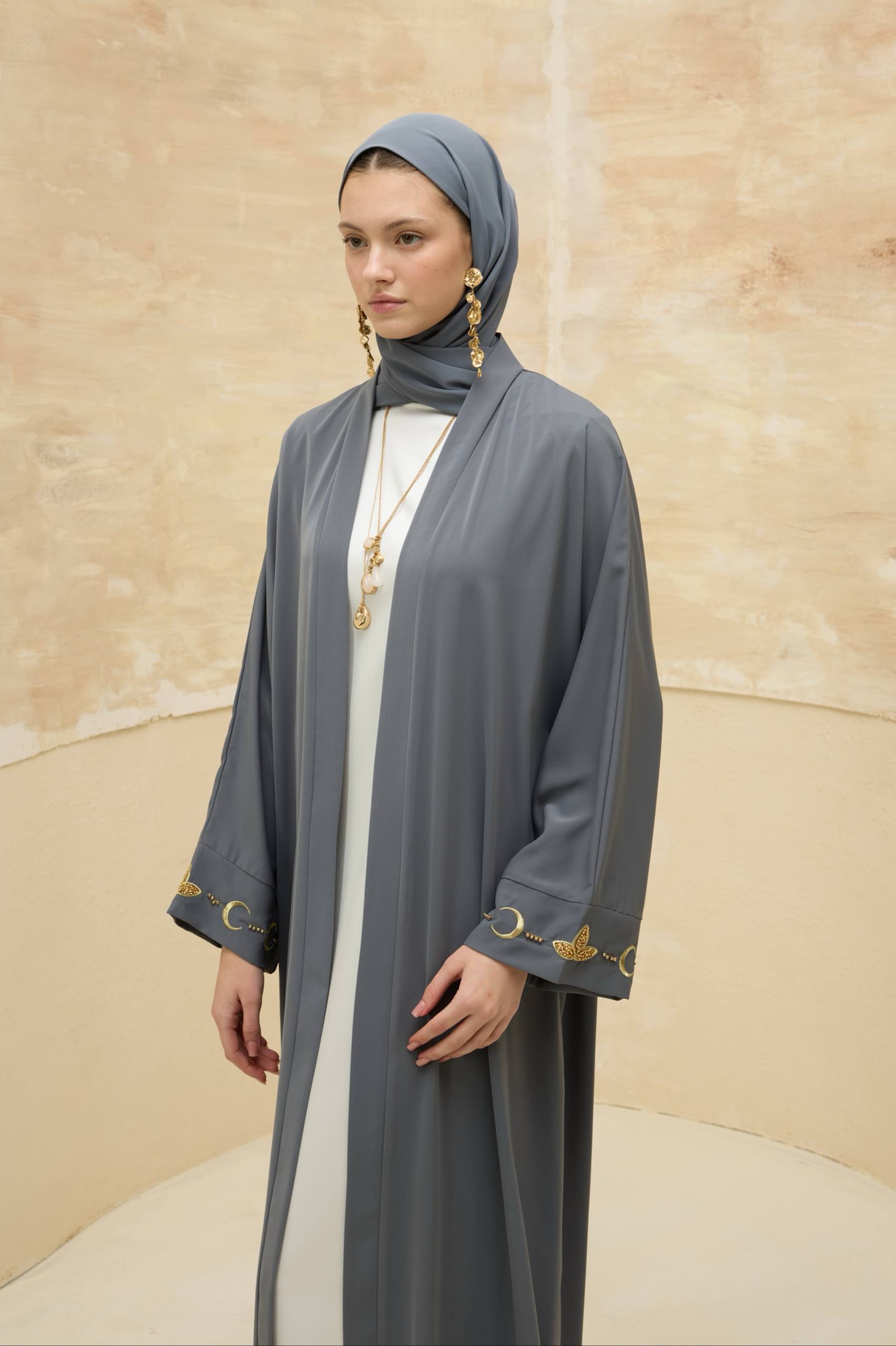 Ayla Işıltısı | Altın Hilal Nakışlı Abaya