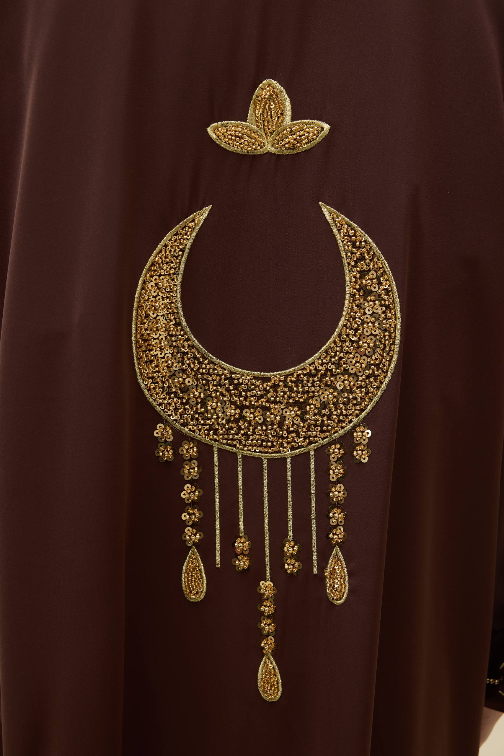 Ayla Işıltısı | Altın Hilal Nakışlı Abaya