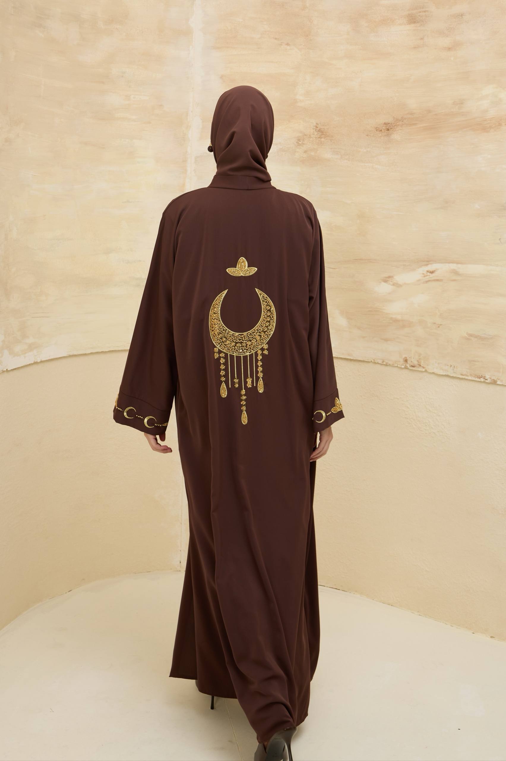 Ayla Işıltısı | Altın Hilal Nakışlı Abaya