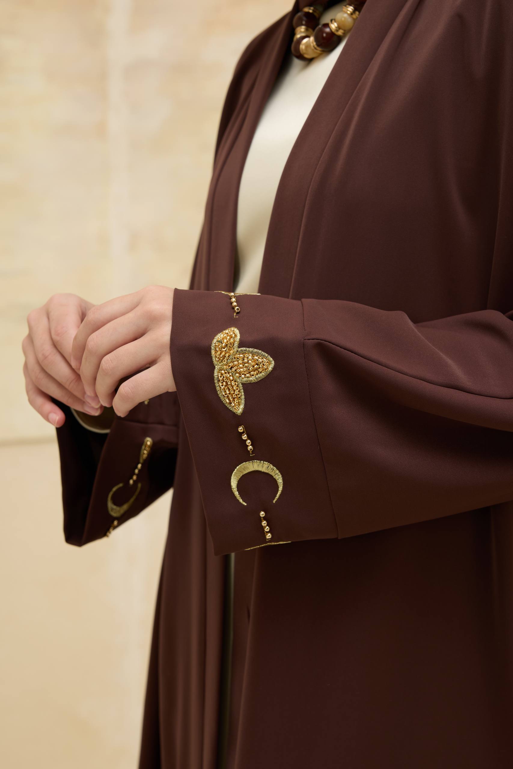 Ayla Işıltısı | Altın Hilal Nakışlı Abaya