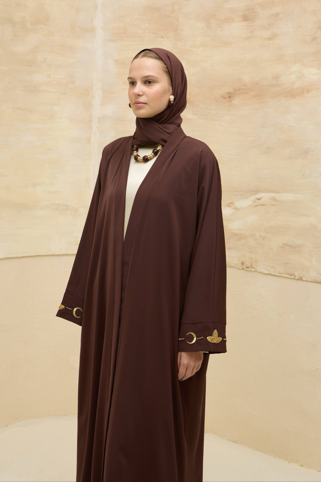 Ayla Işıltısı | Altın Hilal Nakışlı Abaya