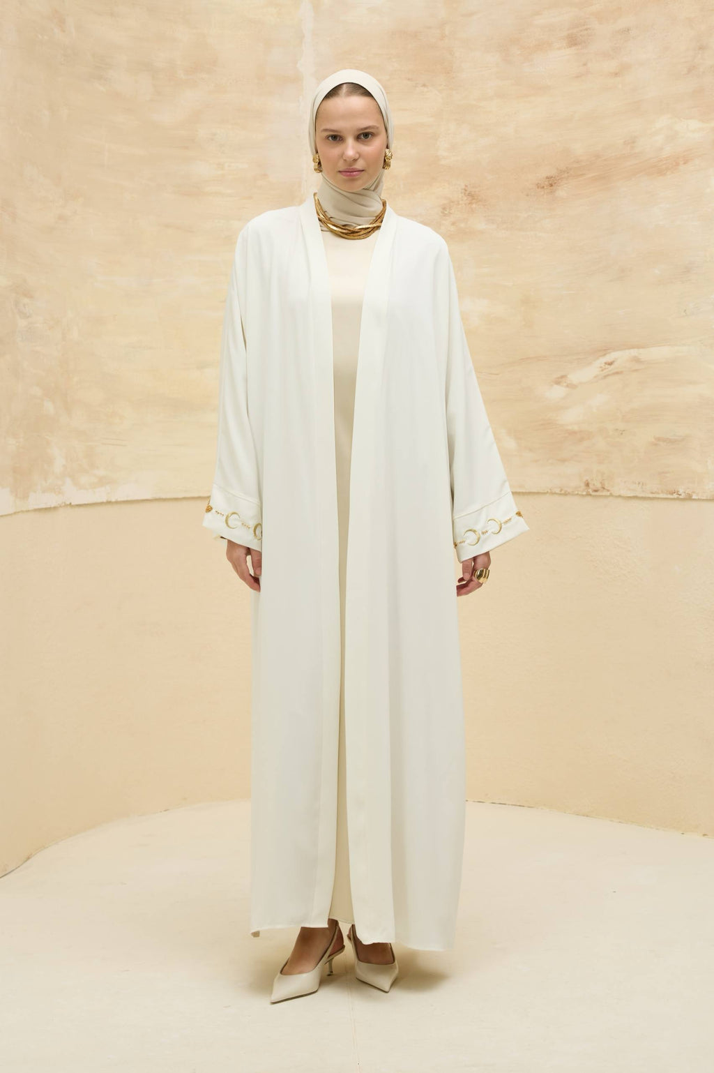 Ayla Işıltısı | Altın Hilal Nakışlı Abaya