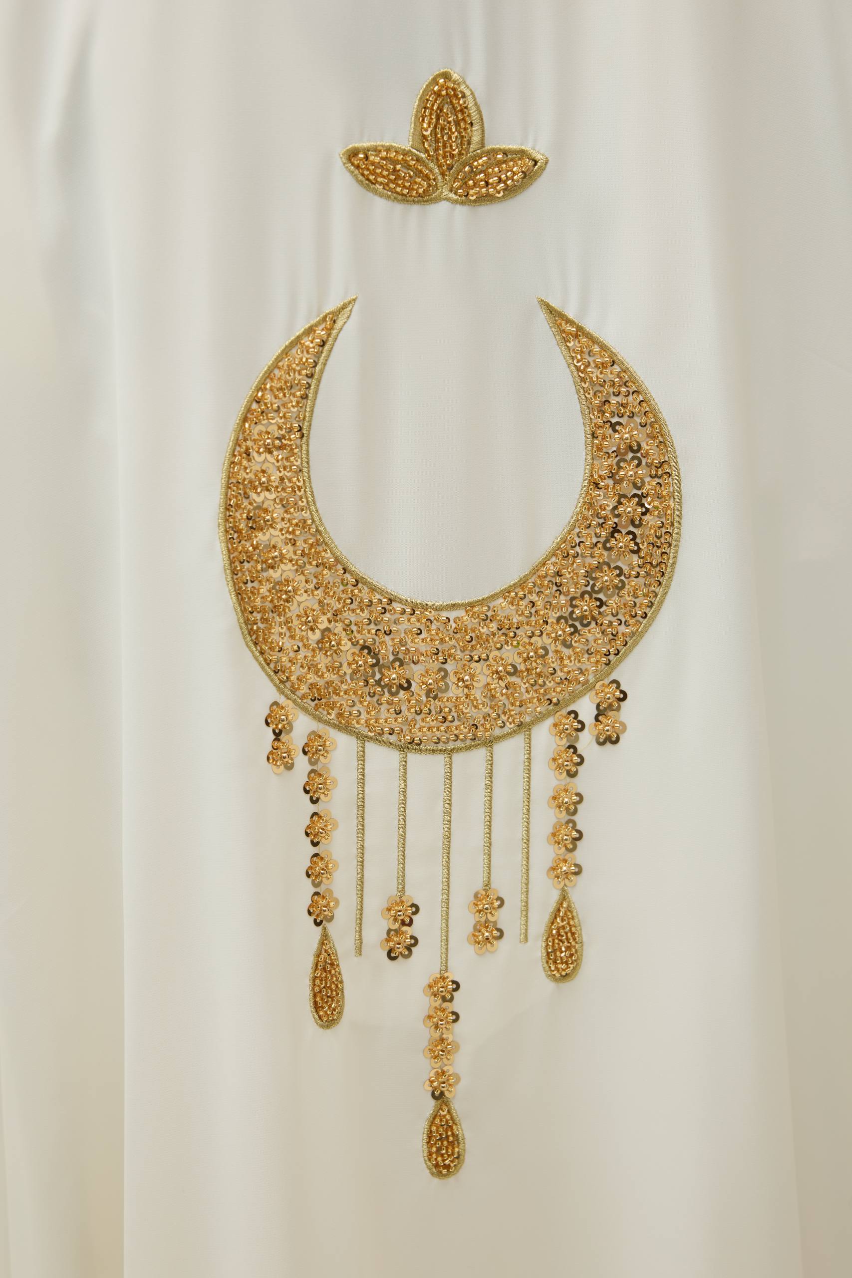 Ayla Işıltısı | Altın Hilal Nakışlı Abaya