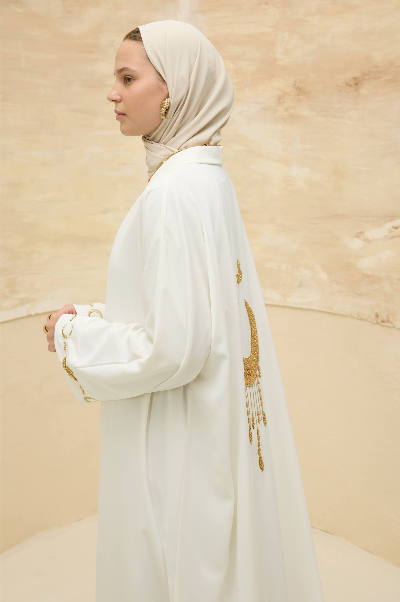 Ayla Işıltısı | Altın Hilal Nakışlı Abaya