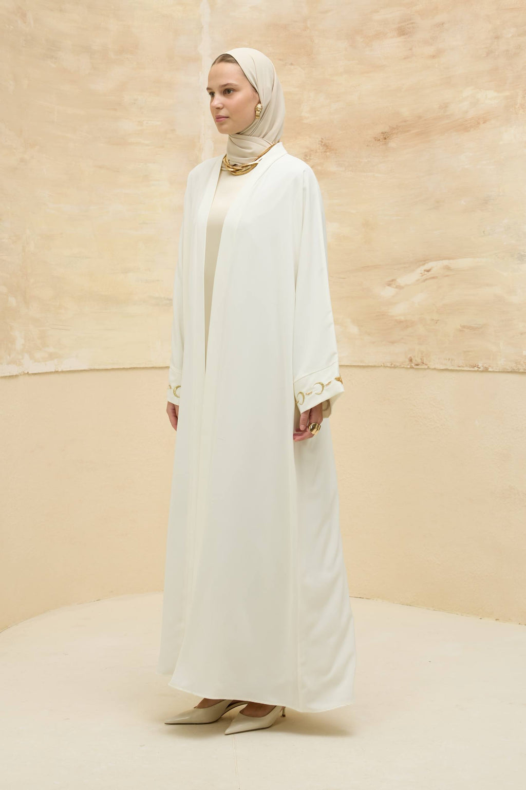 Ayla Işıltısı | Altın Hilal Nakışlı Abaya