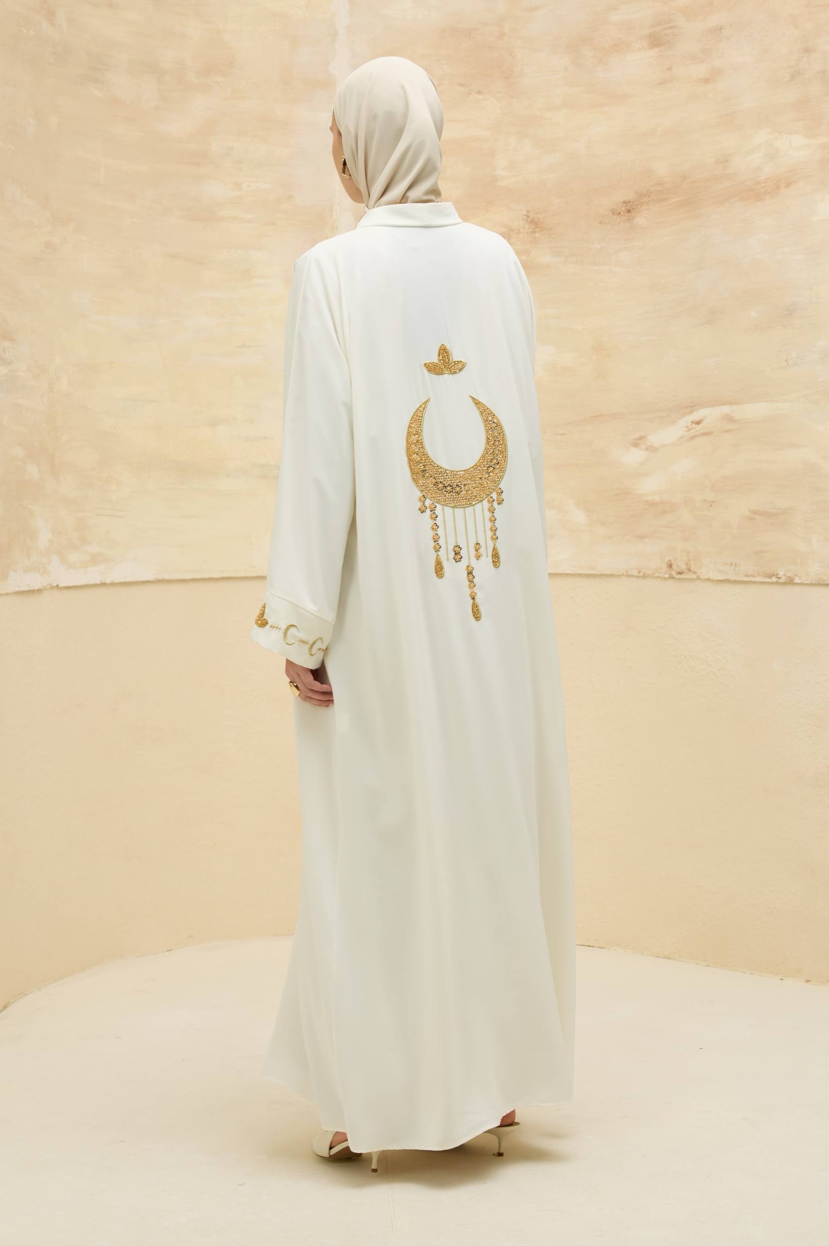 Ayla Işıltısı | Altın Hilal Nakışlı Abaya