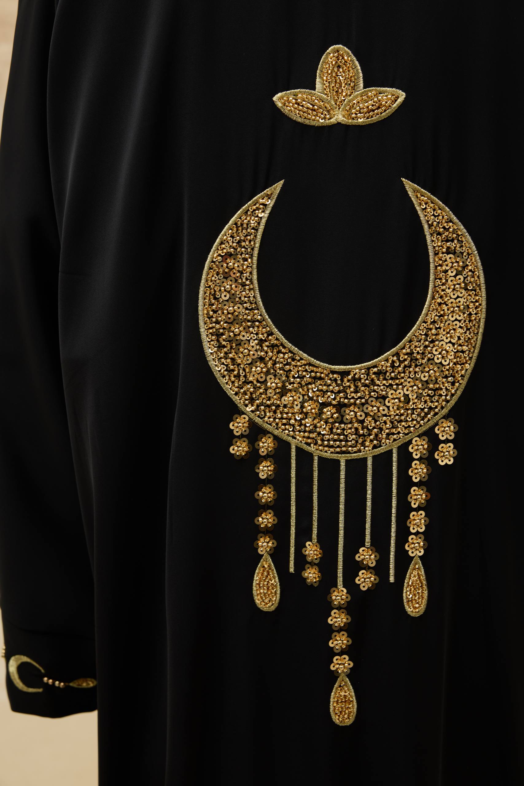 Ayla Işıltısı | Altın Hilal Nakışlı Abaya