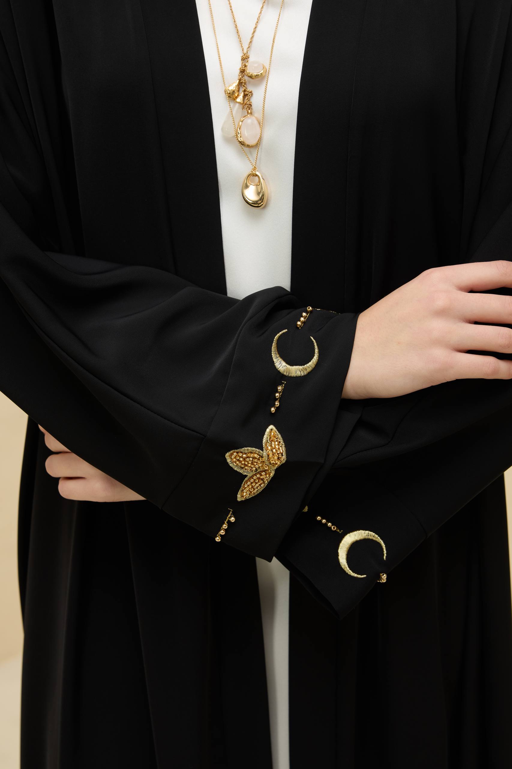 Ayla Işıltısı | Altın Hilal Nakışlı Abaya