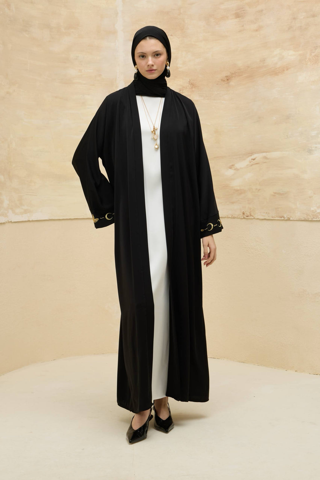 Ayla Işıltısı | Altın Hilal Nakışlı Abaya