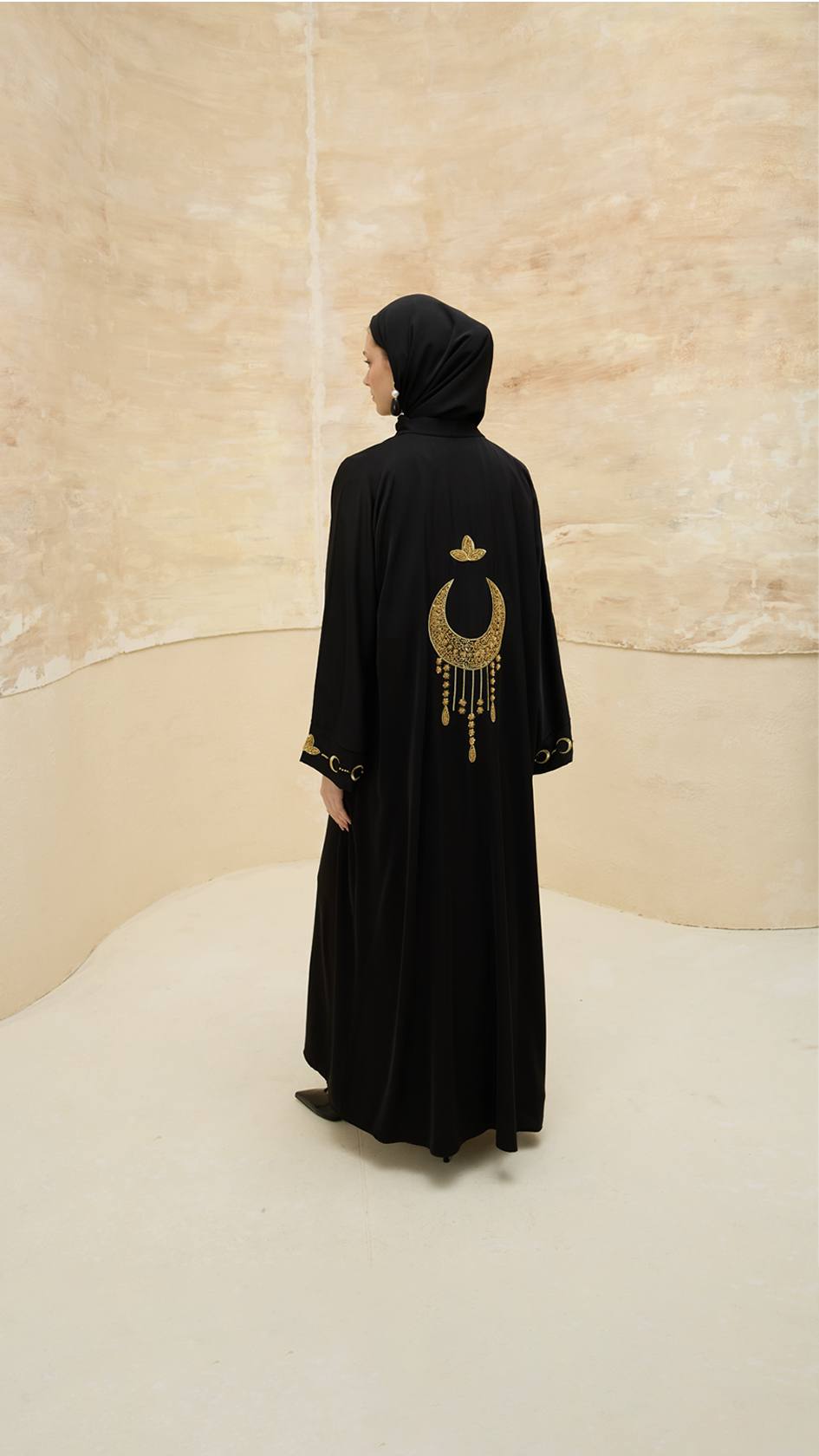 Ayla Işıltısı | Altın Hilal Nakışlı Abaya