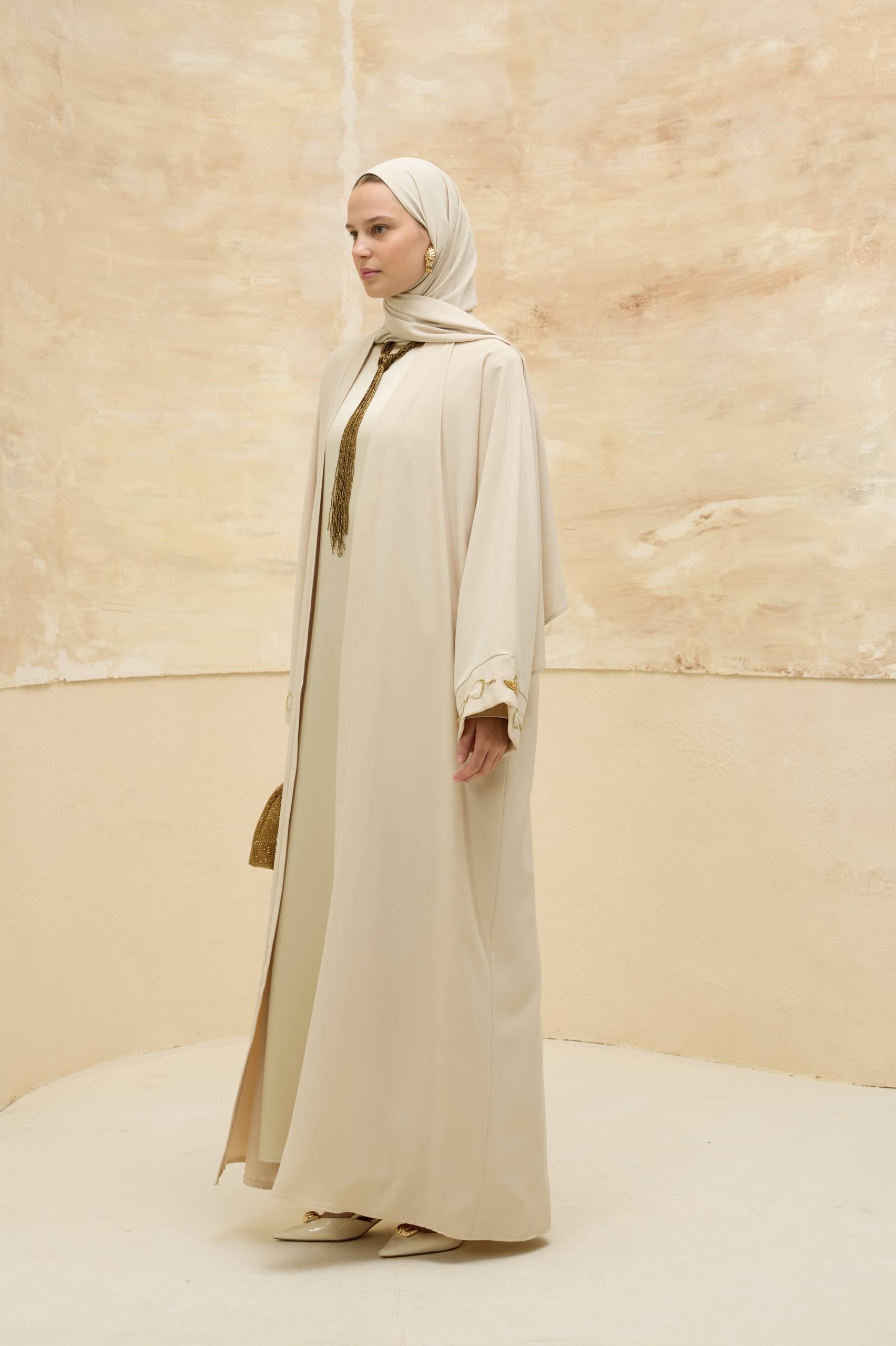 Ayla Işıltısı | Altın Hilal Nakışlı Abaya