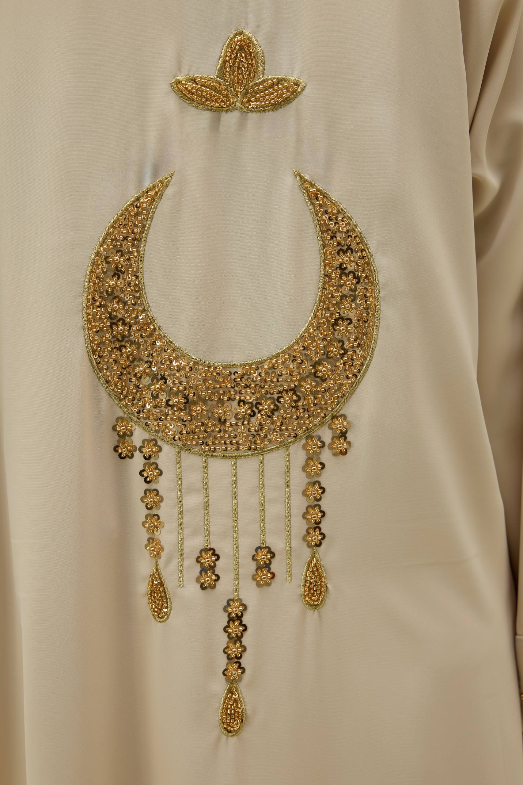 Ayla Işıltısı | Altın Hilal Nakışlı Abaya