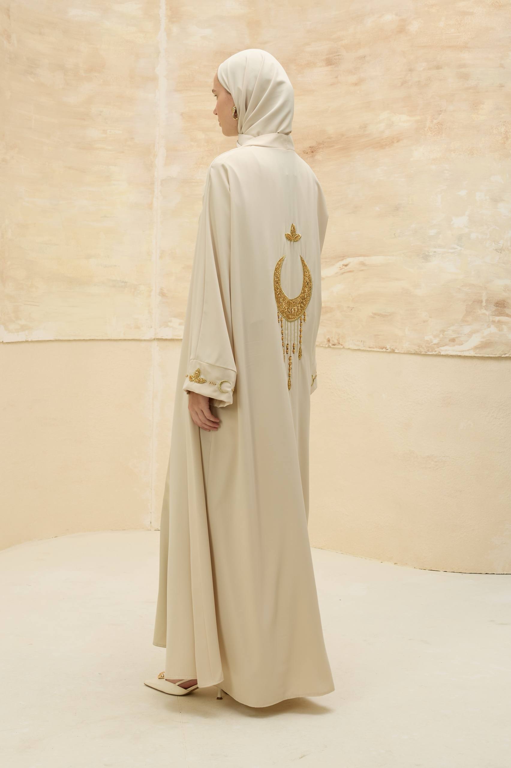 Ayla Işıltısı | Altın Hilal Nakışlı Abaya