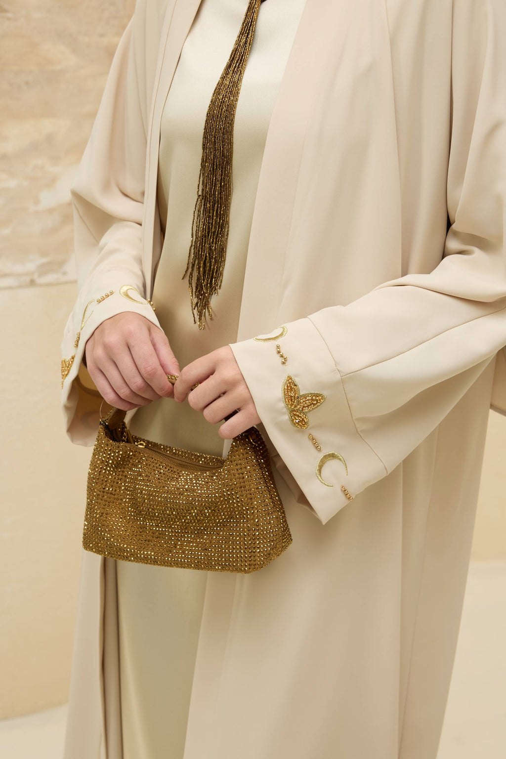 Ayla Işıltısı | Altın Hilal Nakışlı Abaya