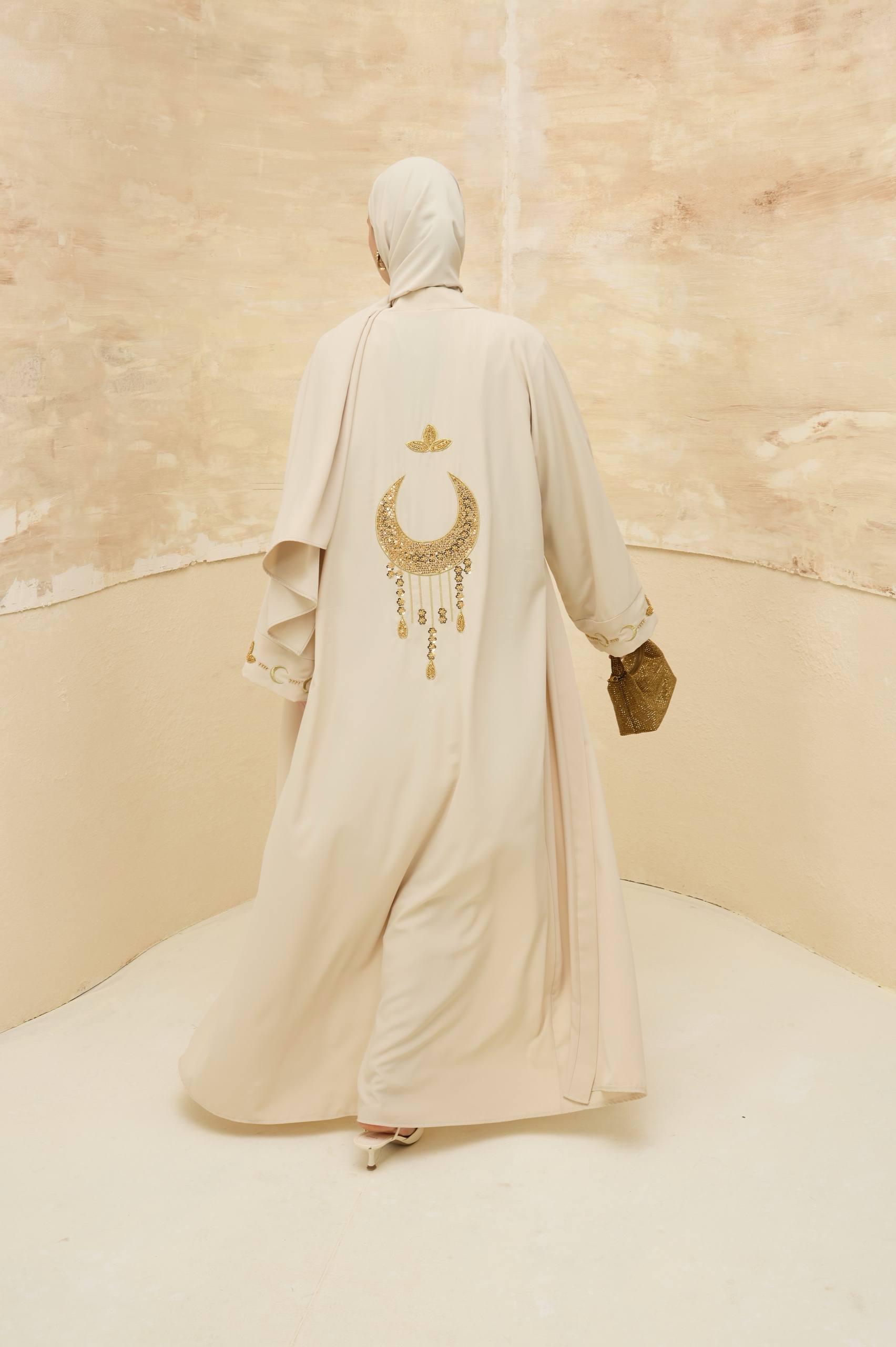 Ayla Işıltısı | Altın Hilal Nakışlı Abaya