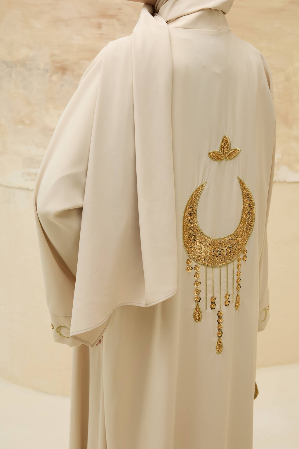 Ayla Işıltısı | Altın Hilal Nakışlı Abaya