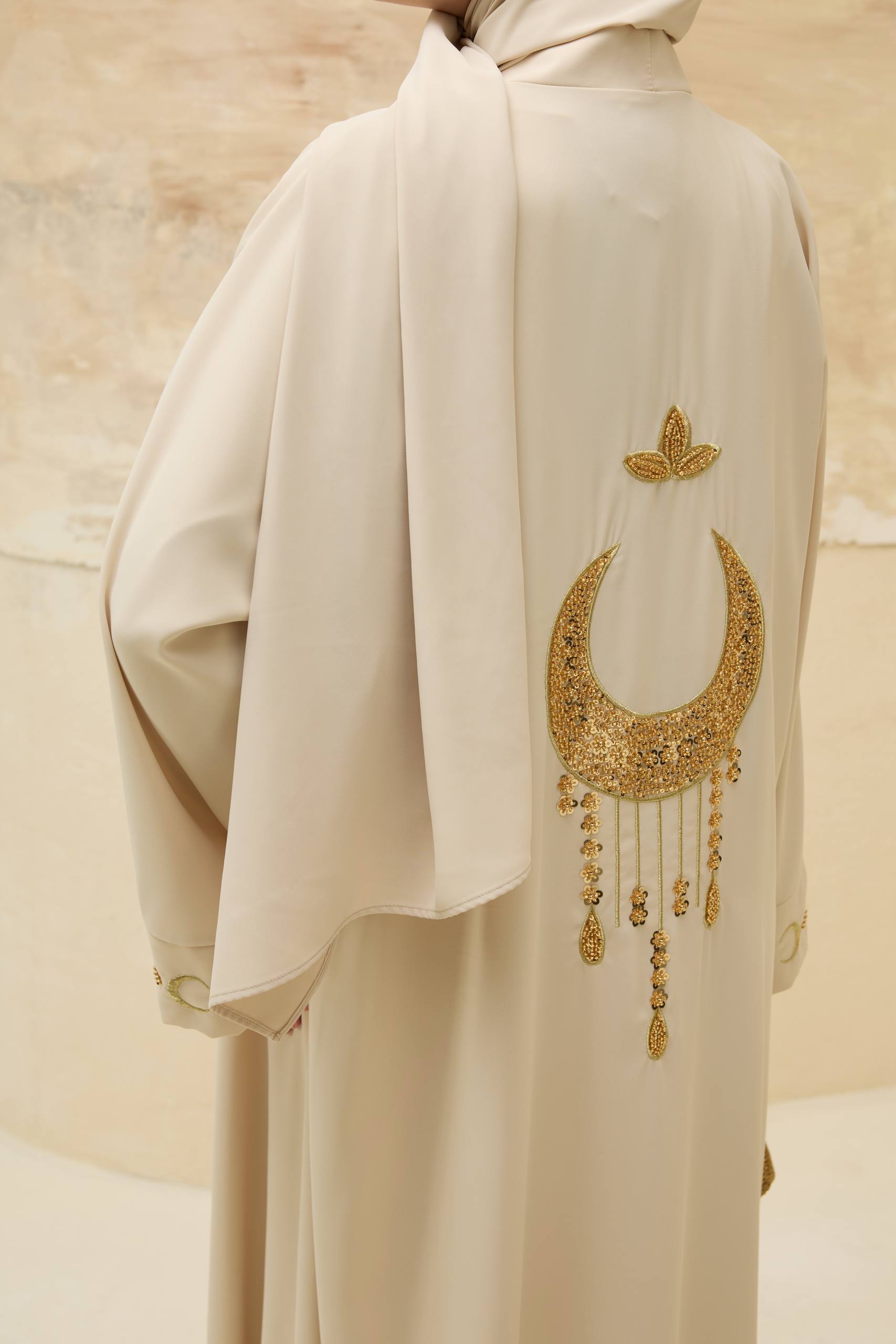 Ayla Işıltısı | Altın Hilal Nakışlı Abaya