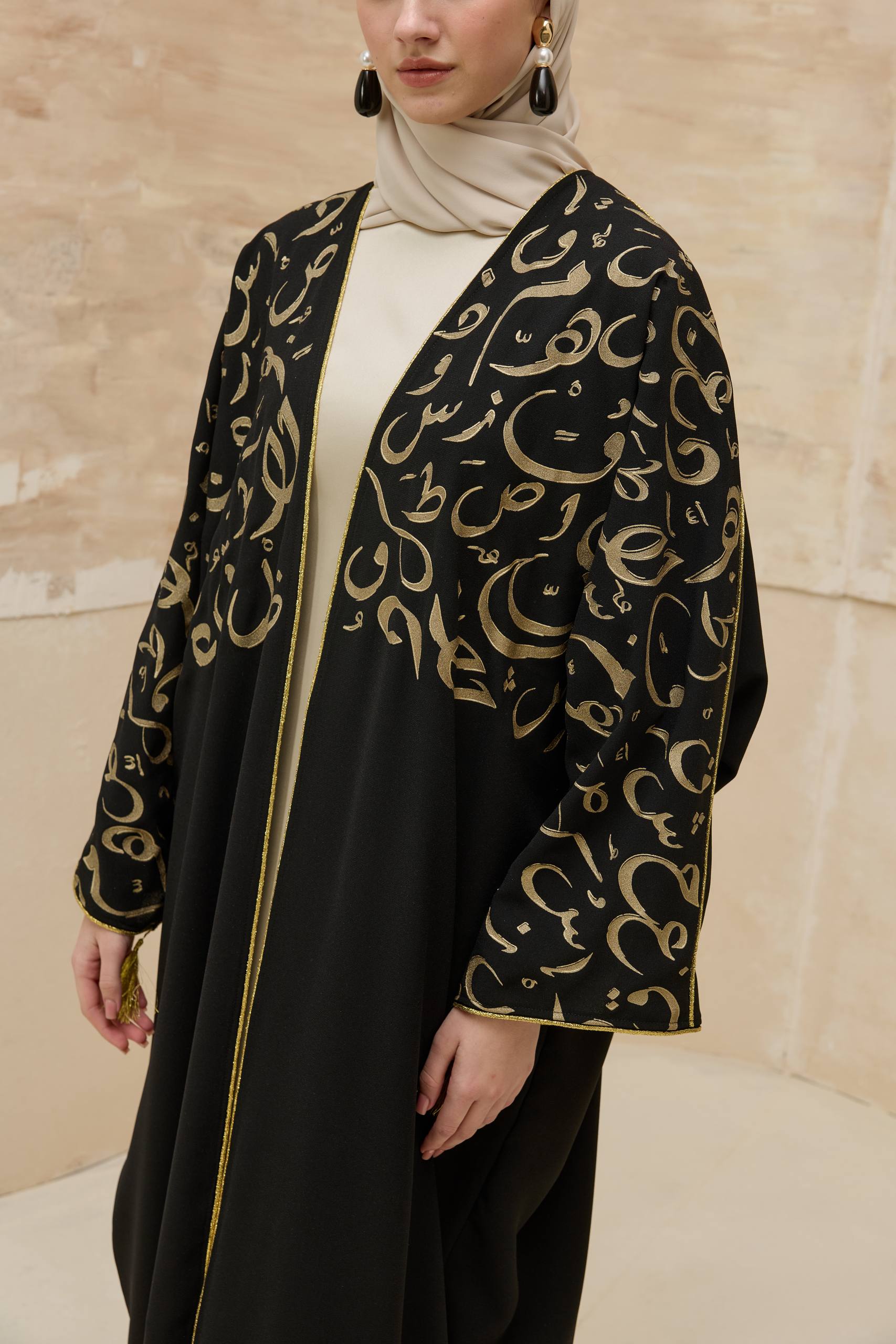 Orient Majesty | Oryantal Harf Detaylı Abaya