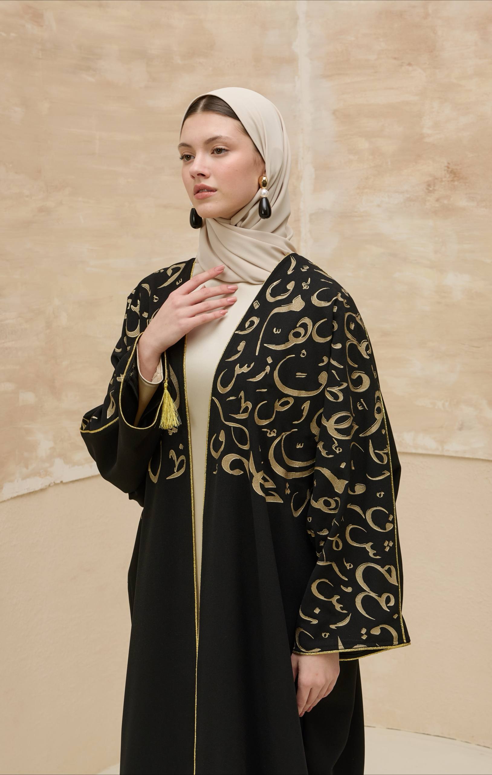 Orient Majesty | Oryantal Harf Detaylı Abaya