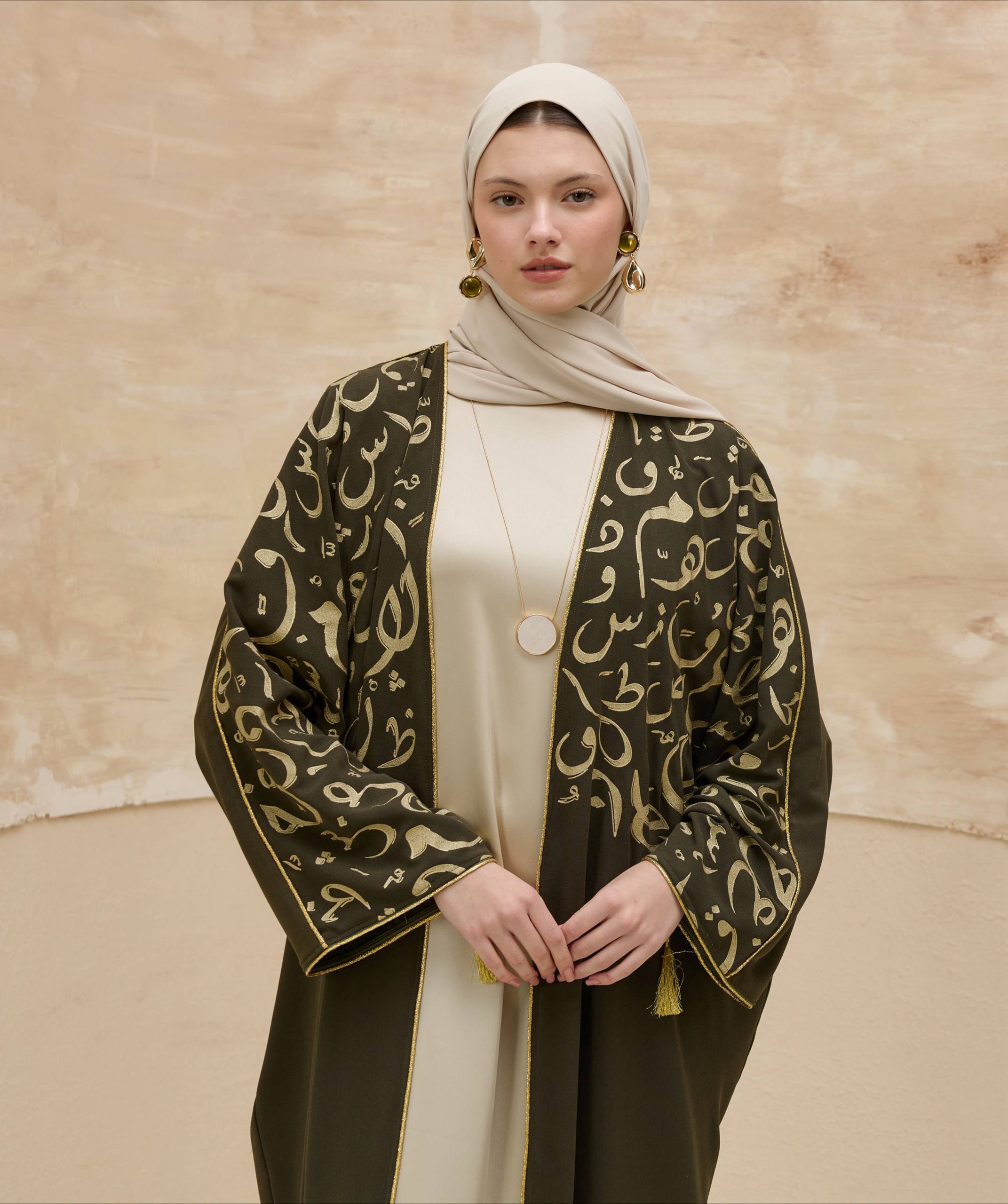 Orient Majesty | Oryantal Harf Detaylı Abaya