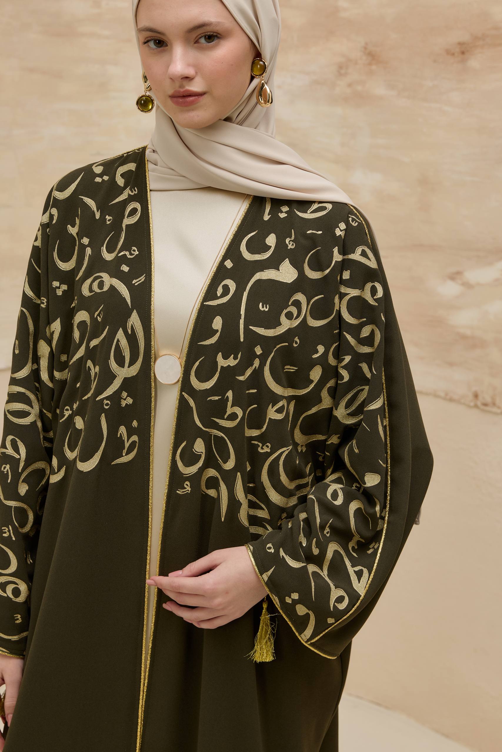 Orient Majesty | Oryantal Harf Detaylı Abaya