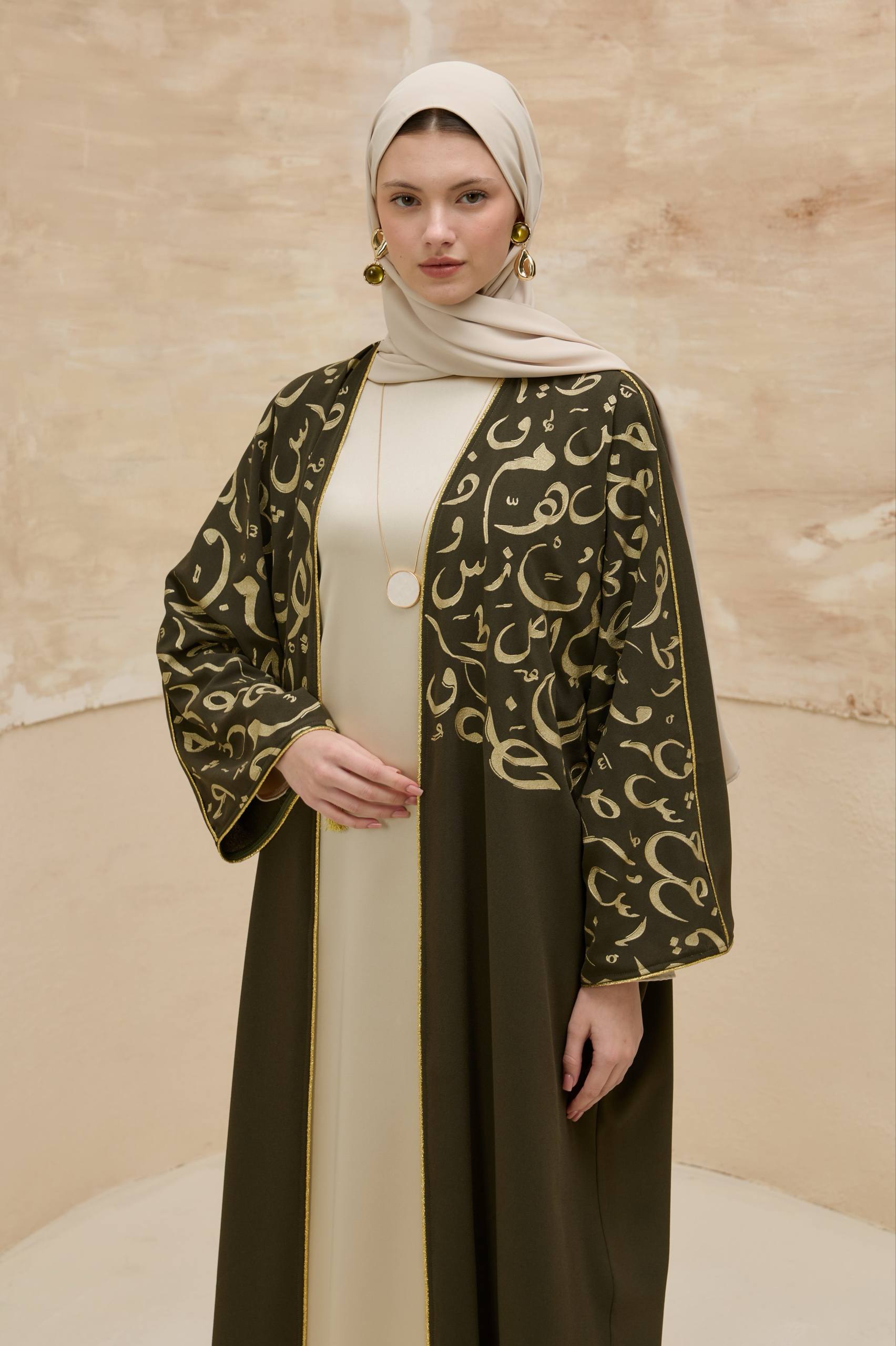 Orient Majesty | Oryantal Harf Detaylı Abaya