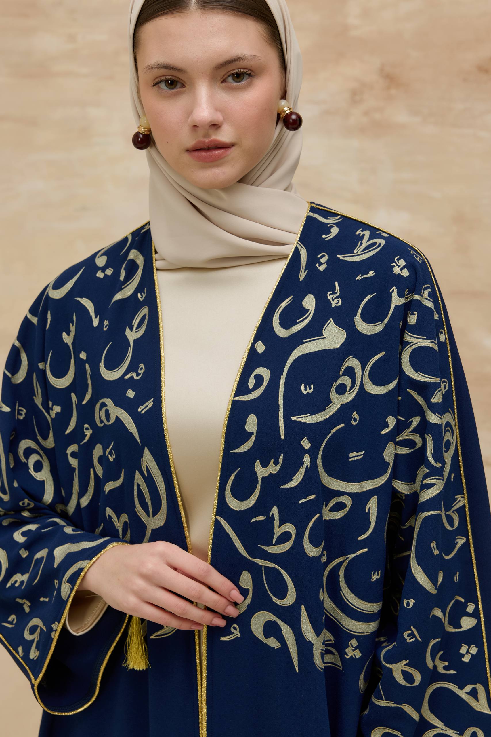 Orient Majesty | Oryantal Harf Detaylı Abaya