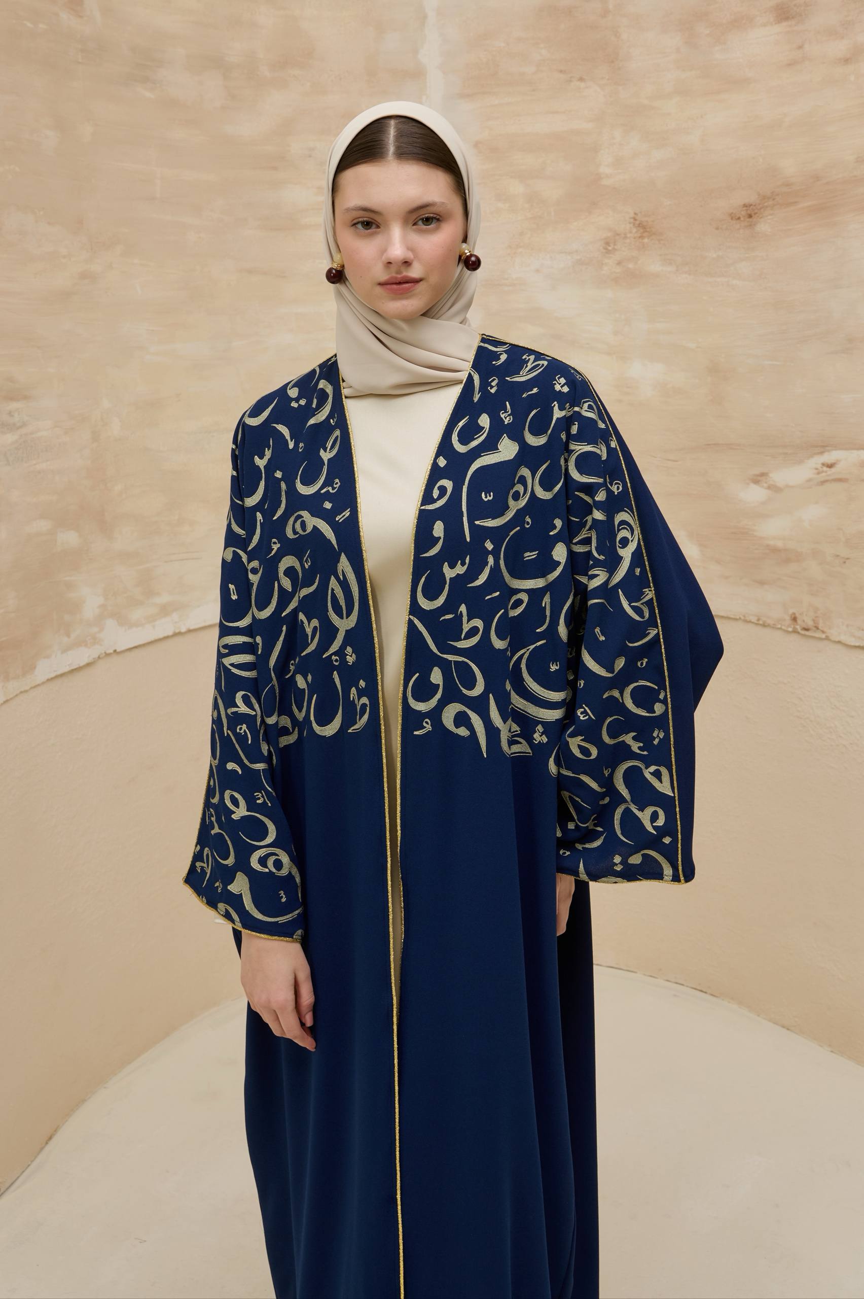 Orient Majesty | Oryantal Harf Detaylı Abaya