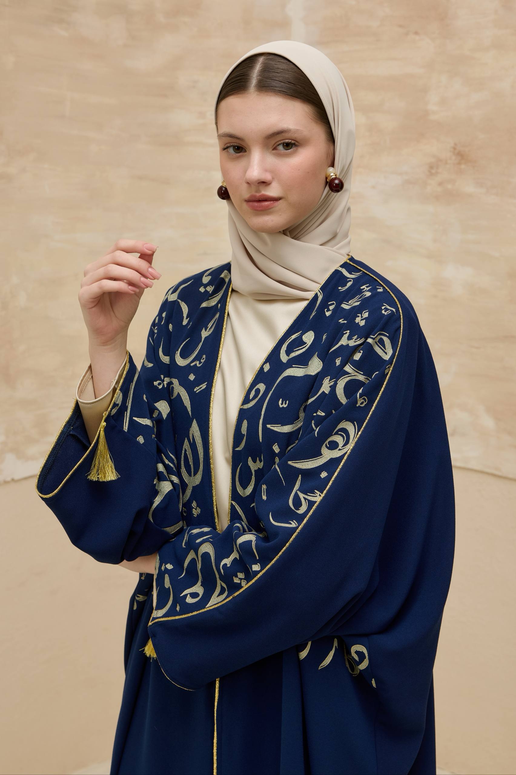 Orient Majesty | Oryantal Harf Detaylı Abaya