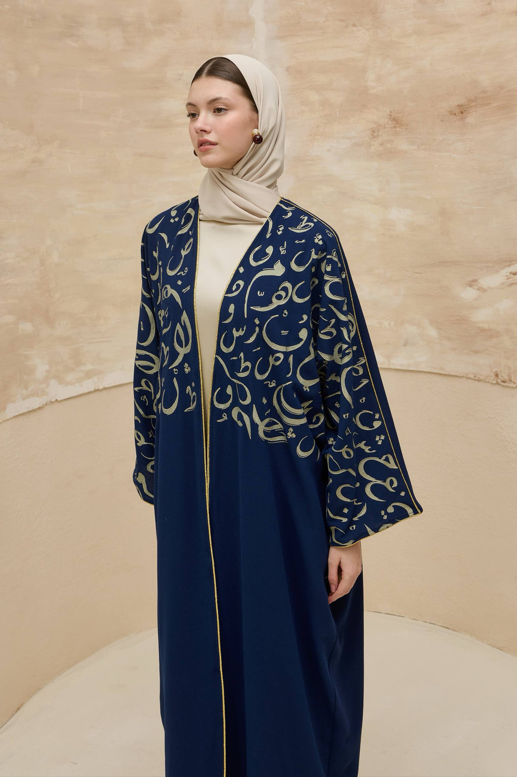 Orient Majesty | Oryantal Harf Detaylı Abaya
