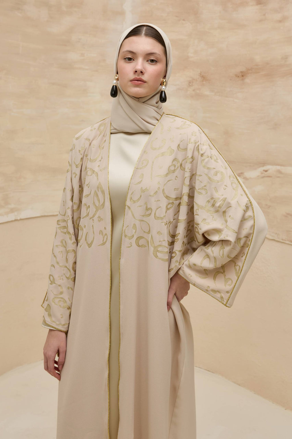 Orient Majesty | Oryantal Harf Detaylı Abaya